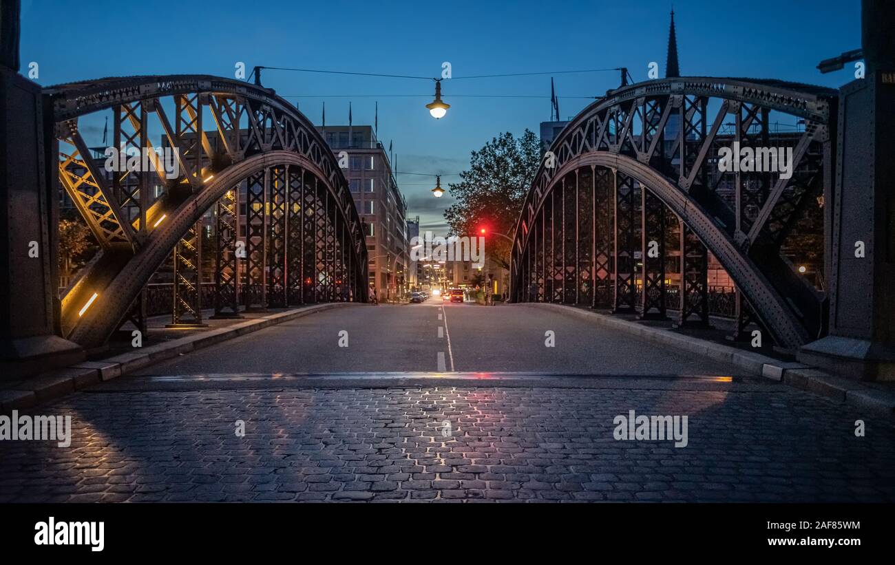 Hamburger Strassenansicht zur blauen Stunde / Street View Foto Stock