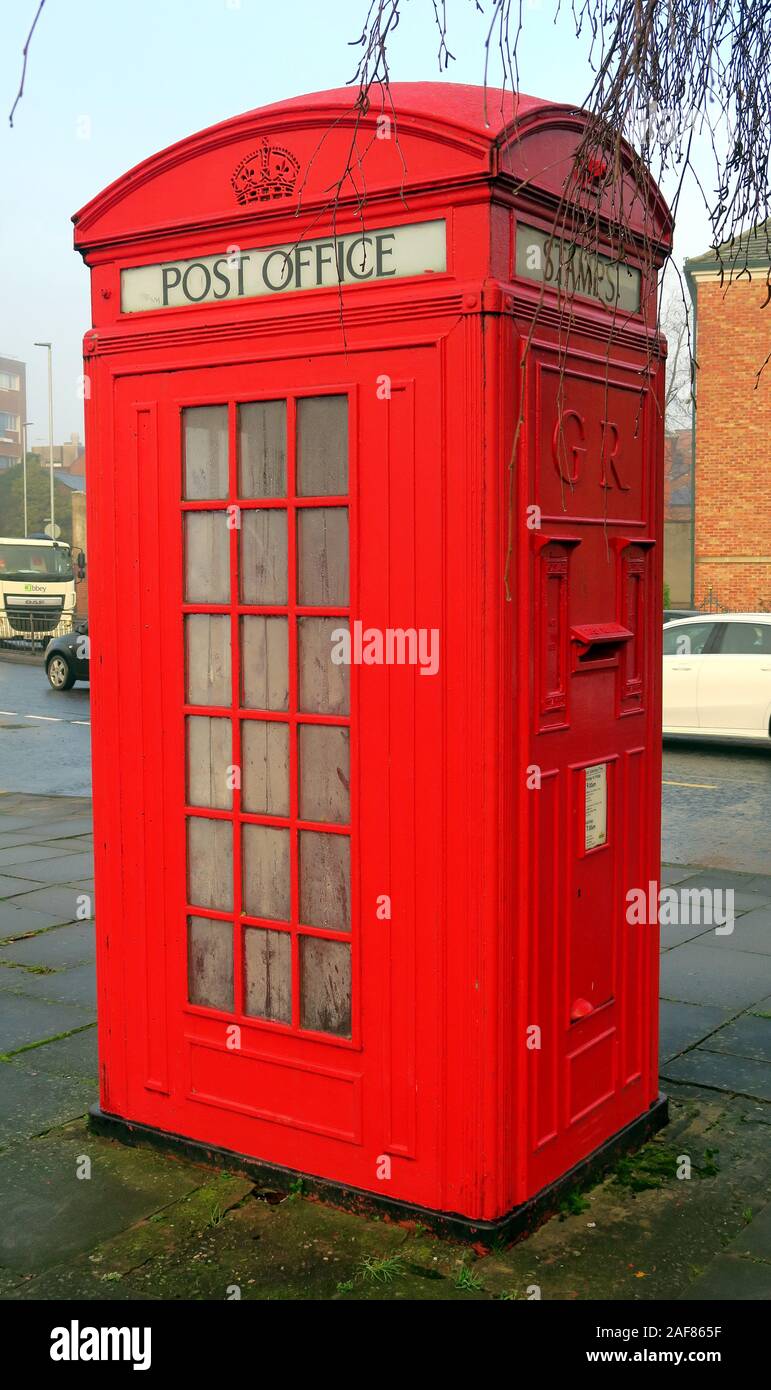 Rosso telefono combinato Box e Post Office per timbri, chiosco No4,K4,1925 da Sir Giles Gilbert Scott, Bridgefoot, Warrington, Cheshire WA1 1WA Foto Stock