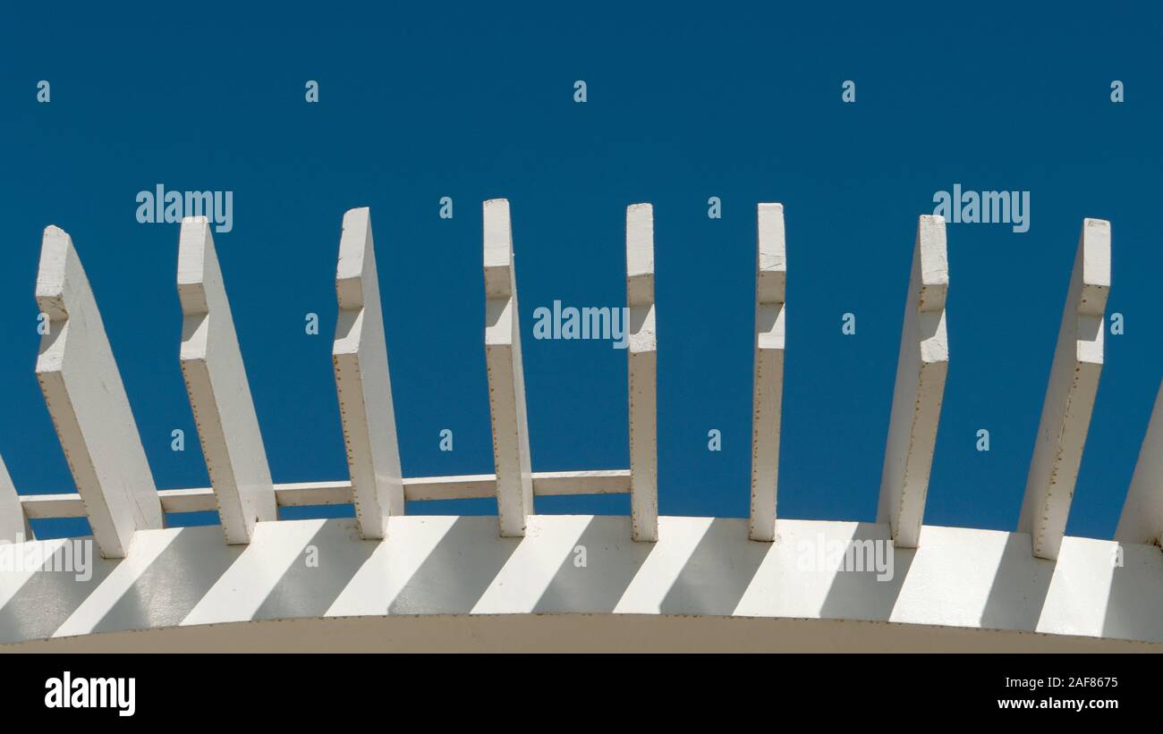 Struttura del tetto, modello di architettura per i paesi del sud con una vista del cielo. Moduli di geometria di astrazione. Foto Stock