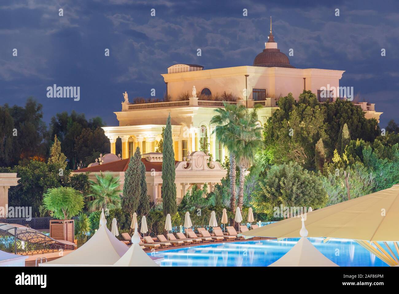 Antalya, Turchia. Settembre 23, 2019. Hotel Titanic Mardan due palazzo nella notte. Foto Stock