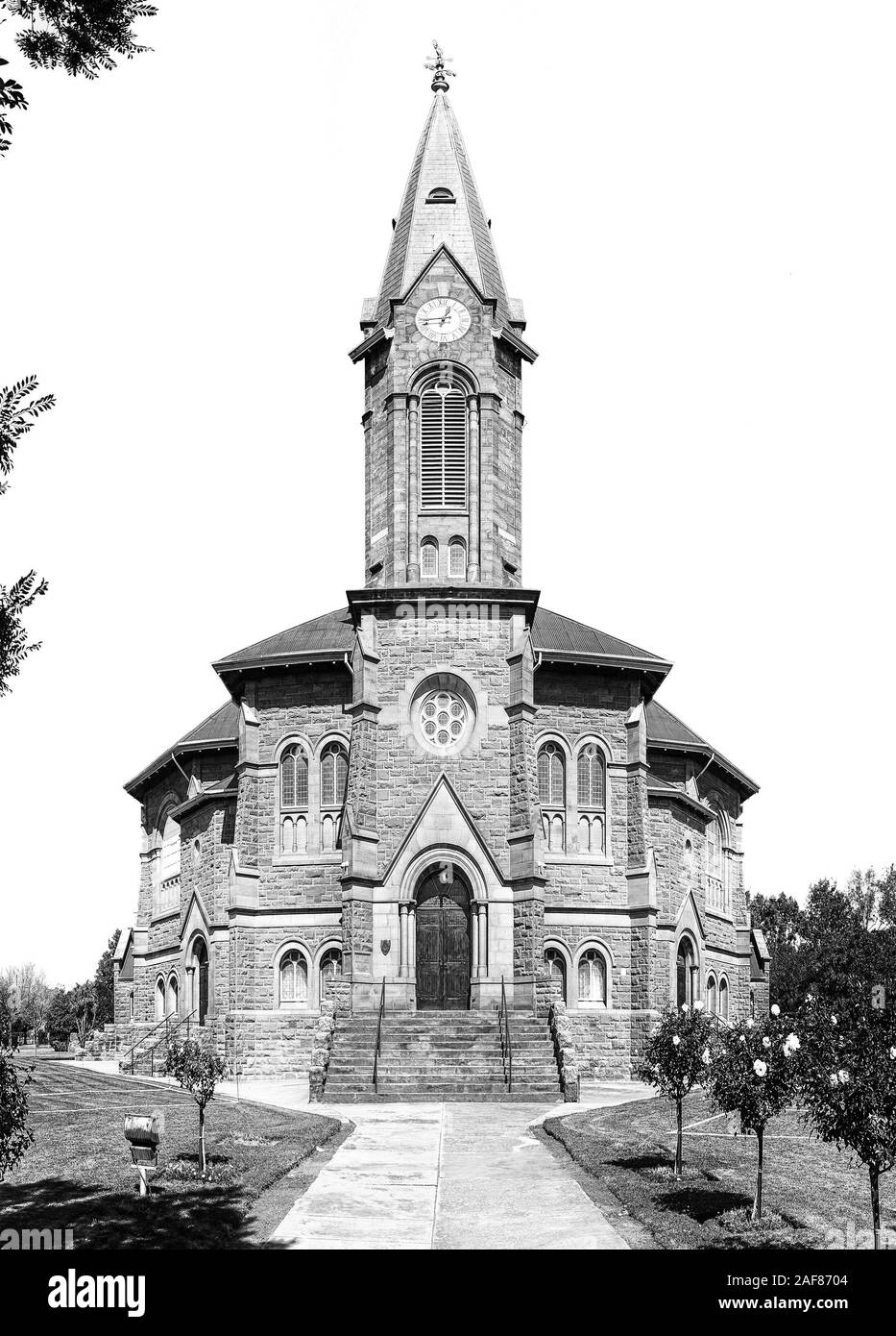 WARDEN, SUD AFRICA - 1 Maggio 2019: vista anteriore della chiesa olandese riformata, in Warden, nel libero Stato Provincia. Monocromatico Foto Stock