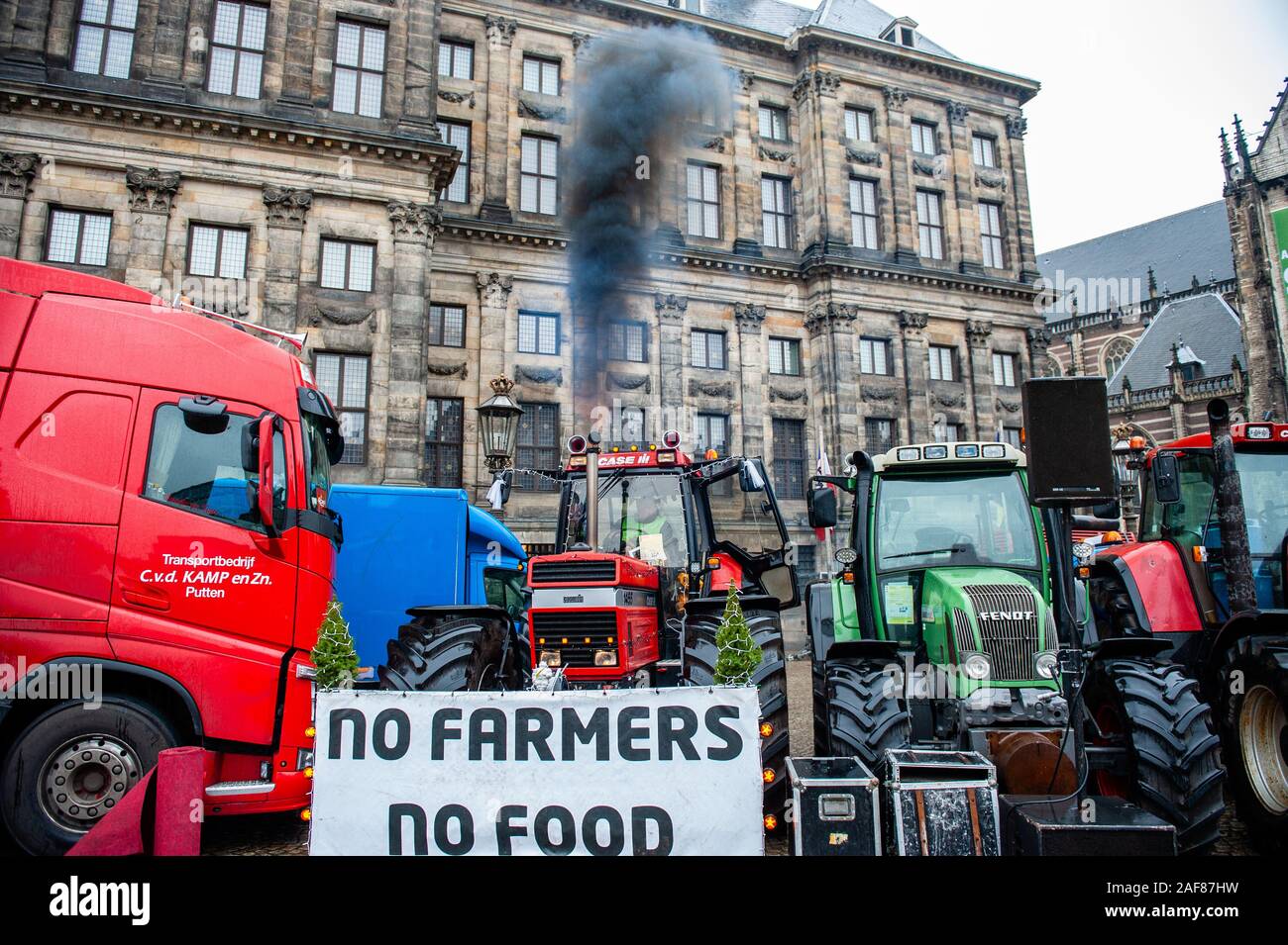 Trattori pranzo durante la dimostrazione a Piazza Dam.Per la prima volta e dopo numerose proteste in altre città, gli agricoltori ha deciso di dimostrare ad Amsterdam dove hanno guidato i loro trattori nel centro della citta'. Gli agricoltori olandesi la domanda per il governo a prendere decisioni chiare per quanto riguarda le questioni riguardanti le emissioni di azoto. Foto Stock