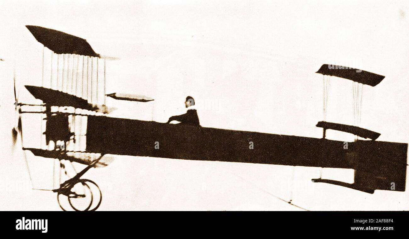 Inizio " Macchina volante' aeromobile in Gran Bretagna - Questa fotografia mostra un inizio di silhouette fotografia di un pilota sconosciuto e il suo piano Foto Stock