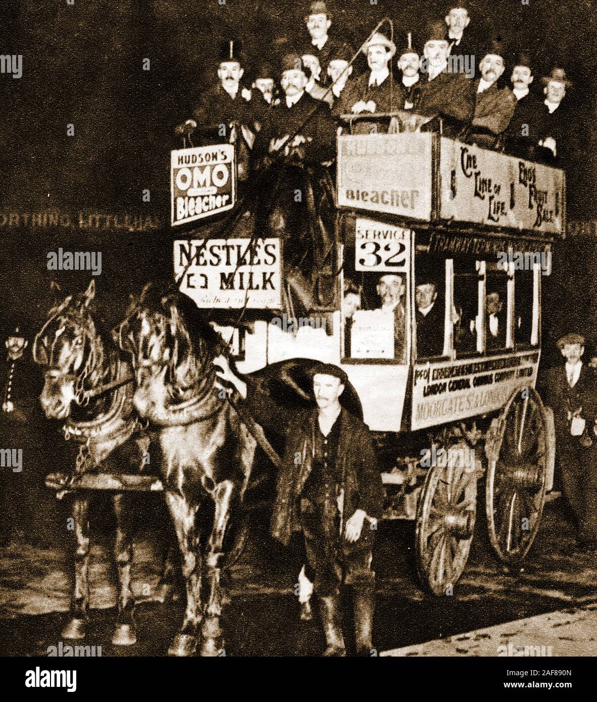 25 ottobre 1911 - Ultimo London General Omnibus Company (LGOC) cavallo Bus (L.G.O. Co.s) un cavallo di viaggio in autobus dalla stazione di London Bridge a Moorgate Street, sebbene l'ultima nel centro di Londra ha eseguito nel marzo 1912 e l'ultimo di tutti per correre a Londra ha eseguito nel mese di agosto 1914 Foto Stock
