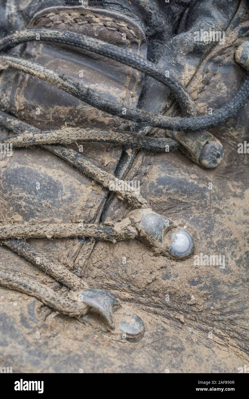 Close up dei lacci e occhielli metallici su tela stivali rossi Foto stock -  Alamy