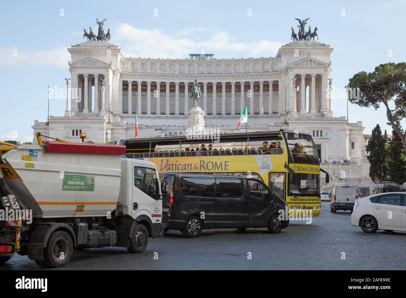 La congestione del traffico al di fuori del Vittorio Emanuele II Monumento a Roma, una città afflitte da smog e scadente qualità dell'aria Foto Stock