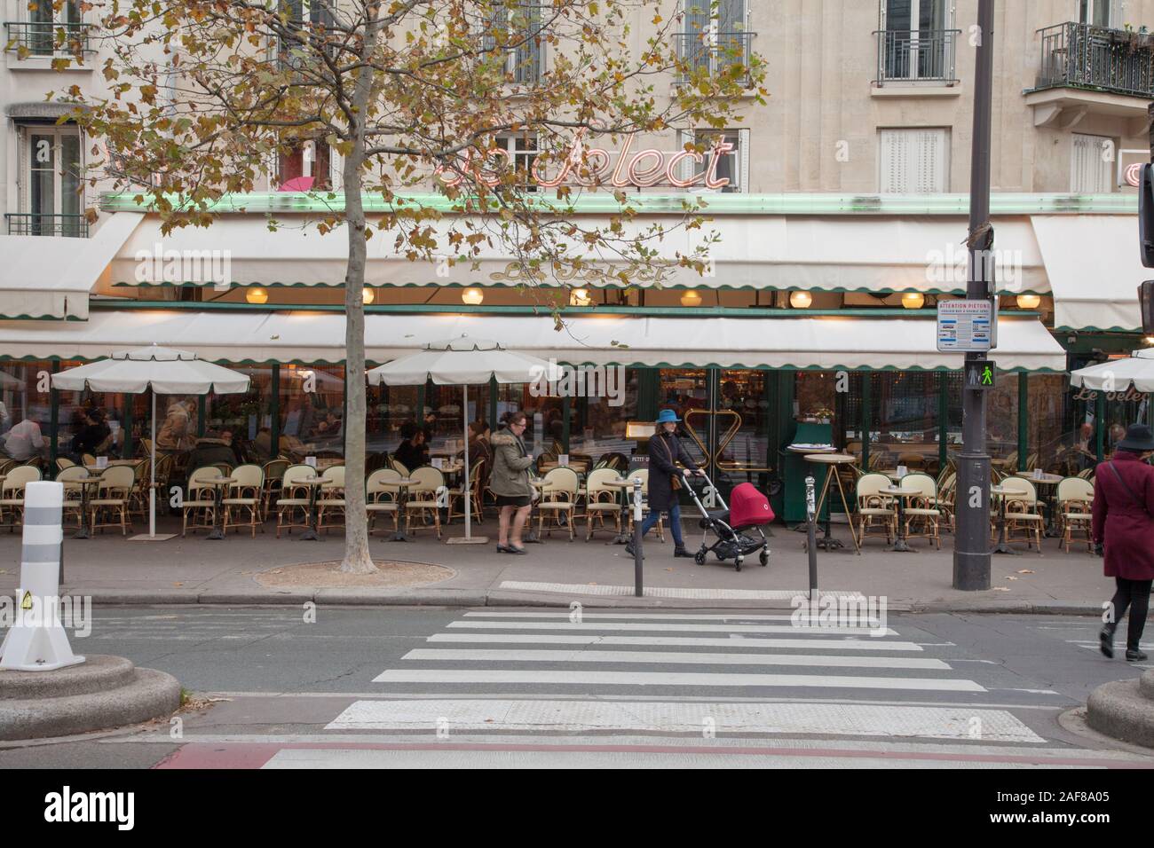 Le Select è una brasserie parigina fondata nel 1923 famoso come uno dei caffè di artisti e intellettuali tra cui Picasso ed Hemingway Foto Stock