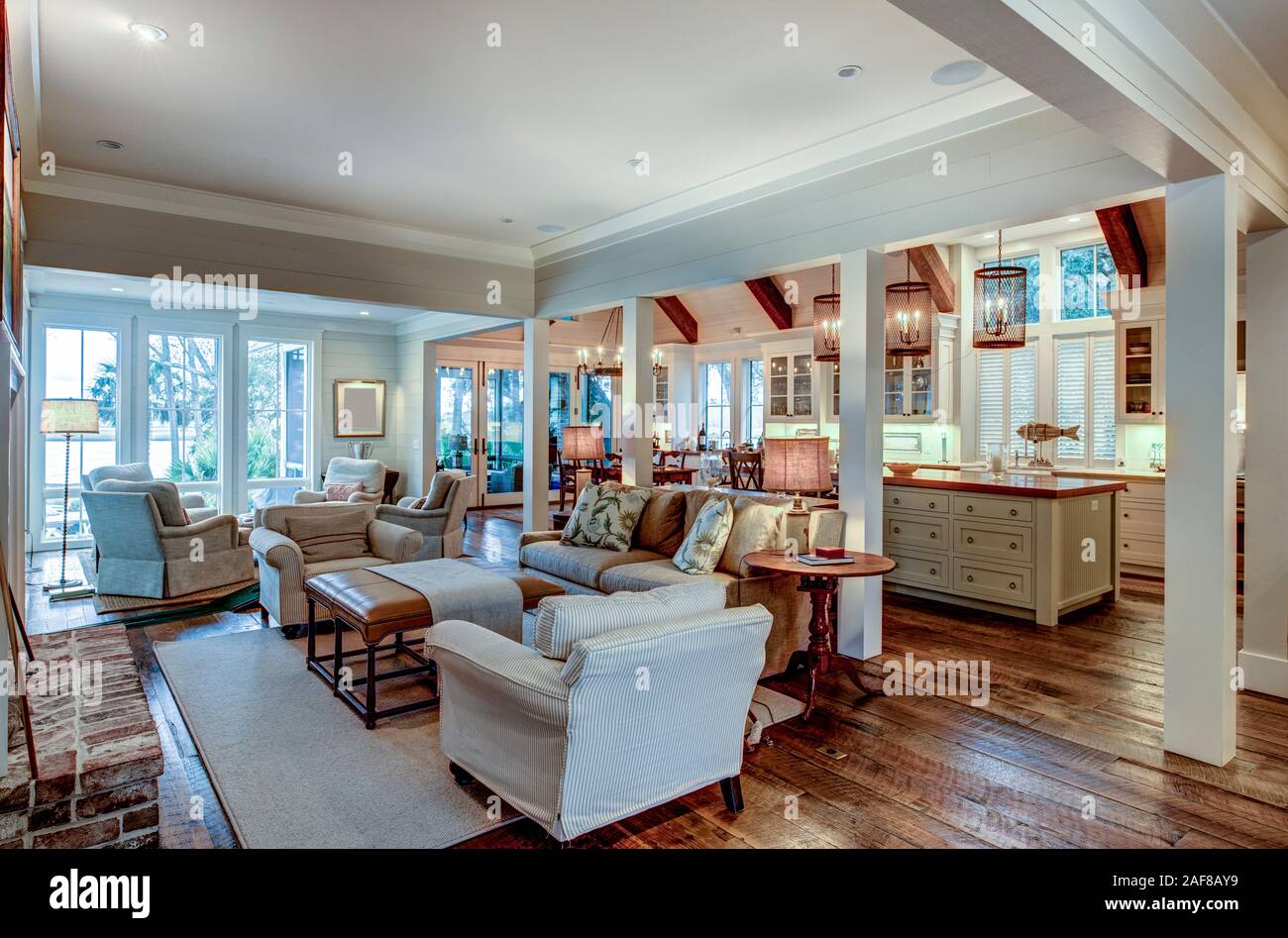 Ampio concetto aperto home interno con soggiorno, cucina e sala da pranzo. Foto Stock