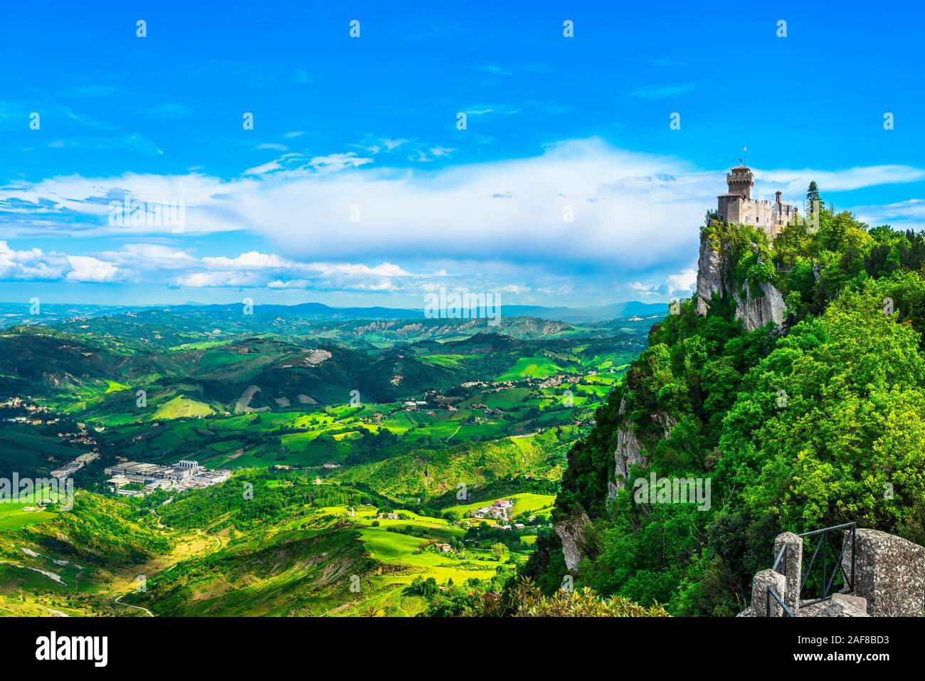Repubblica di San Marino, medievale Fratta seconda torre su di una scogliera rocciosa e vista panoramica della Romagna Foto Stock