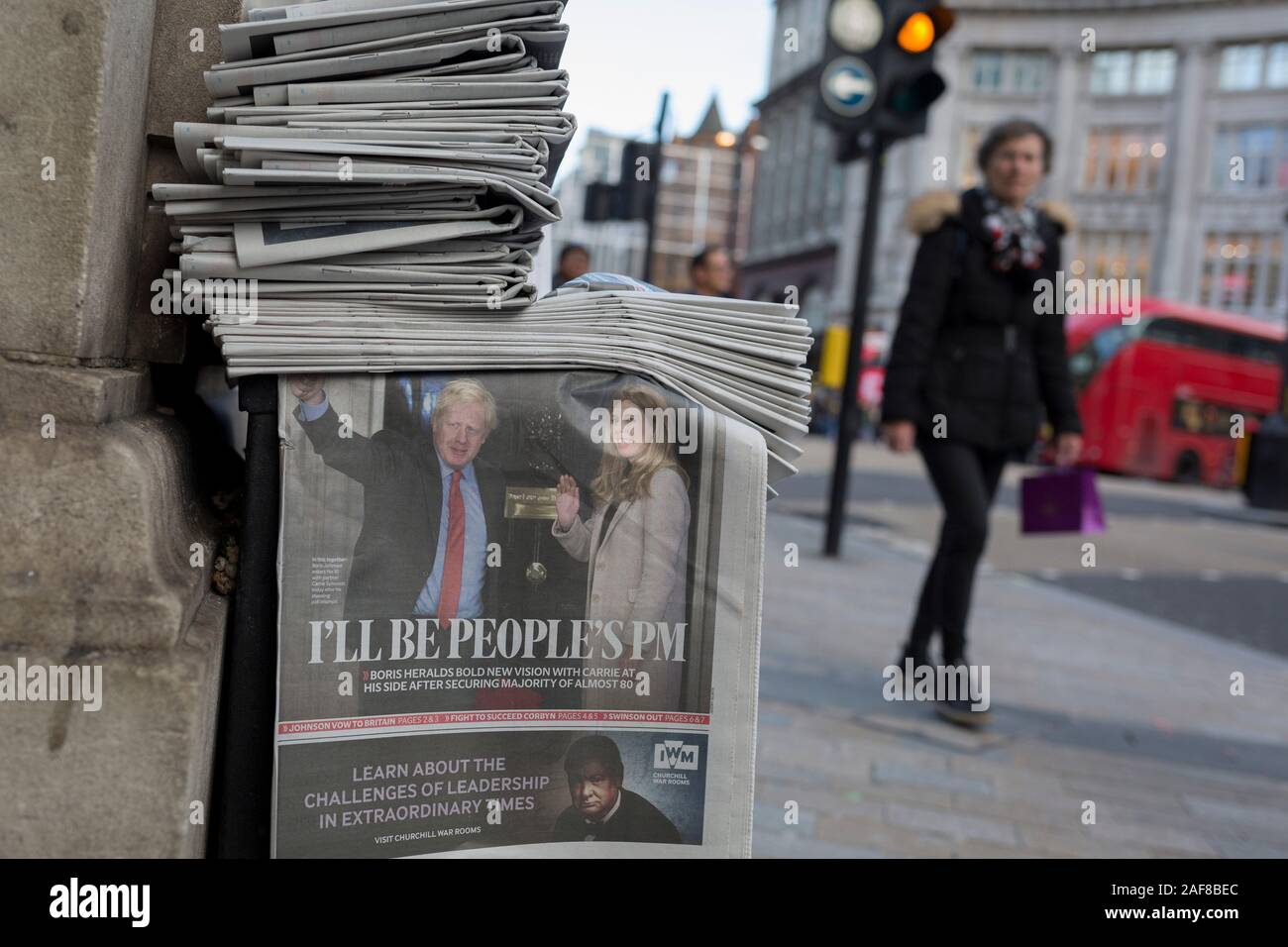 Il giorno dopo il primo ministro britannico Boris Johnson il Partito conservatore ha vinto una frana elezione generale vittoria conquistando una maggioranza di 80 seggi parlamentari (la più grande dal 1987), la sera giornale standard mostra Johnson e il suo partner Carrie Symonds sventolare sui passi di 10 Downing Street al di sopra del titolo "io sarò il popolo del PM", il 13 dicembre 2019, a Londra, in Inghilterra. Foto Stock