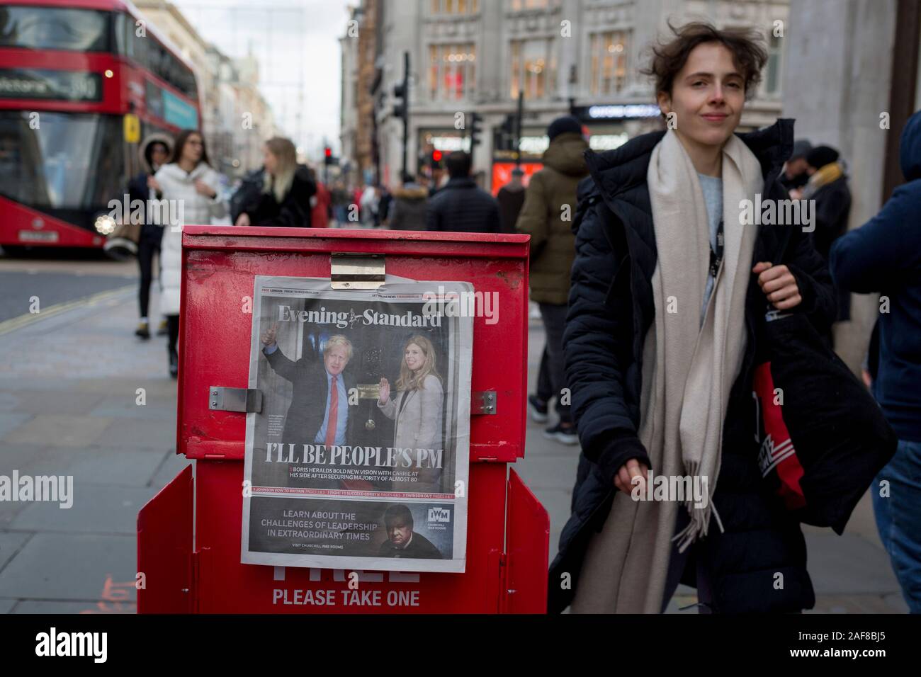 Il giorno dopo il primo ministro britannico Boris Johnson il Partito conservatore ha vinto una frana elezione generale vittoria conquistando una maggioranza di 80 seggi parlamentari (la più grande dal 1987), la sera giornale standard mostra Johnson e il suo partner Carrie Symonds sventolare sui passi di 10 Downing Street al di sopra del titolo "io sarò il popolo del PM", il 13 dicembre 2019, a Londra, in Inghilterra. Foto Stock