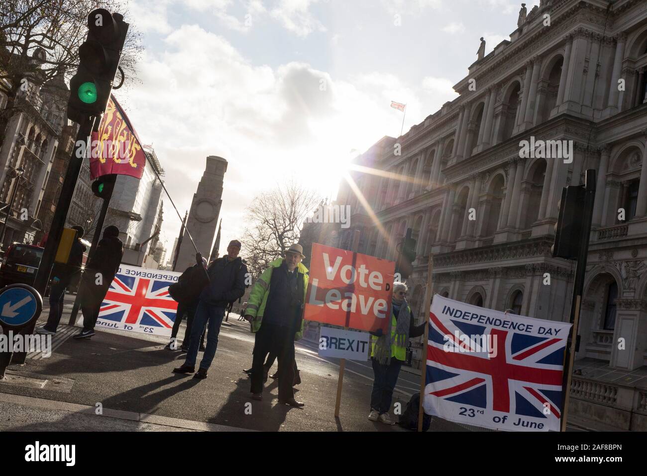 Il giorno dopo il primo ministro britannico Boris Johnson il Partito conservatore ha vinto una frana elezione generale vittoria conquistando una maggioranza di 80 seggi parlamentari, Brexit lasciare gli attivisti celebrare con Union Jack Flag in Whitehall, il 13 dicembre 2019, in Westminster, Londra, Inghilterra. Foto Stock