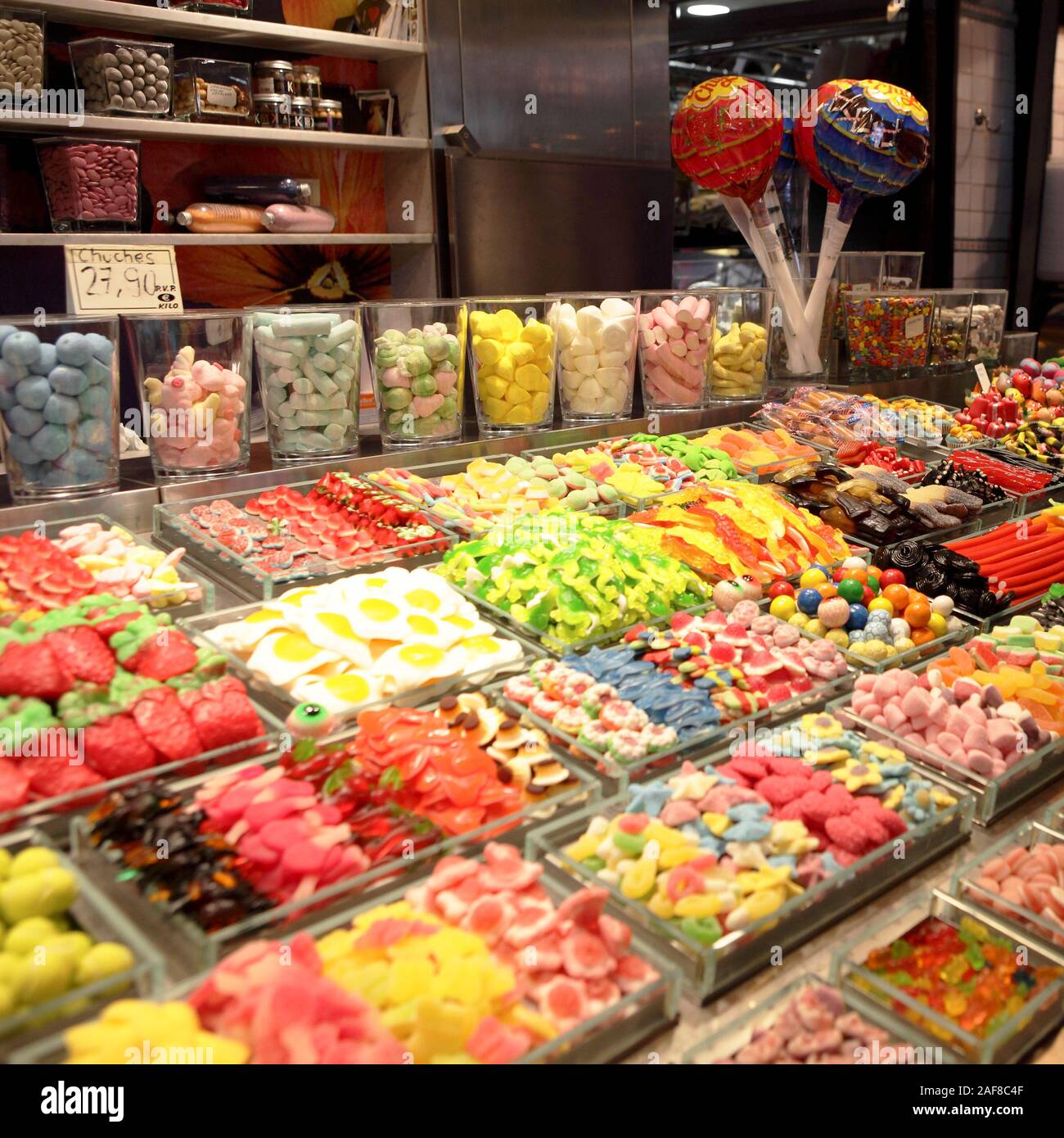Coloratissima serie di dolci per la vendita al Mercado de La Boqueria a Barcellona, Spagna. Foto Stock