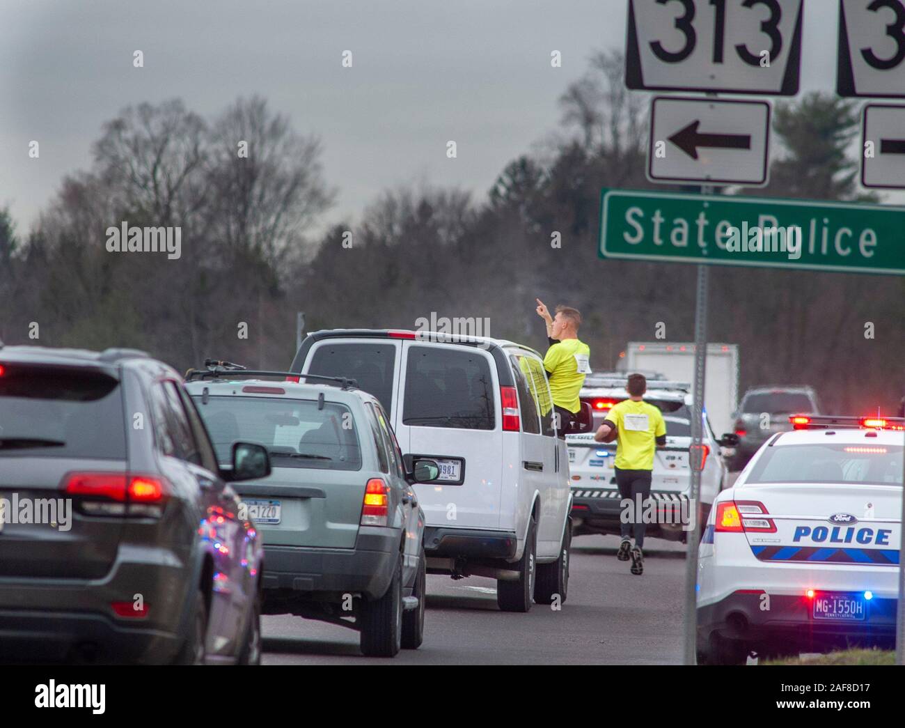 Philadelphia, Stati Uniti d'America. Xiii Dec, 2019. I membri dell'esercito di West Point Team Maratona allietare il loro compagno di squadra nella parte di 150 miglia per fornire il gioco calcio per essere utilizzato nel centoventesimo Army-Navy gioco presso il Lincoln Financial Field di Philadelphia Venerdì, Dicembre 13, 2019 a nord sulla Route 202 in Buckingham Township, Pennsylvania. Ogni anno, dal 1994 il punto ad ovest marathoners hanno reso il gioco sfera. Credito: William Thomas Caino/Alamy Live News Foto Stock