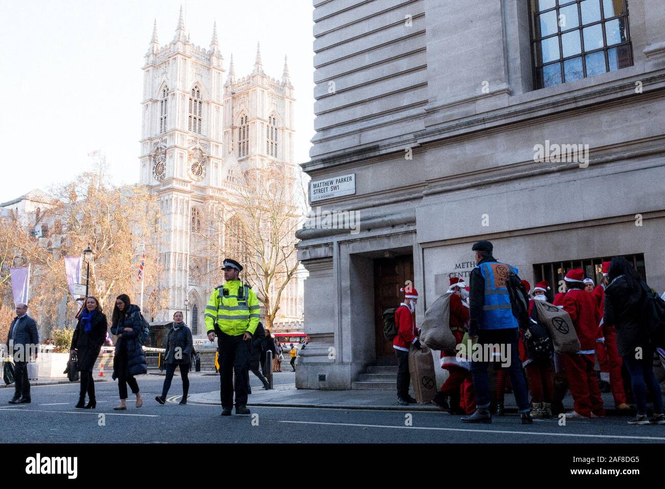 Estinzione della ribellione contestatori marzo verso il Parlamento, l'Abbazia di Westminster in background, London, Regno Unito Foto Stock