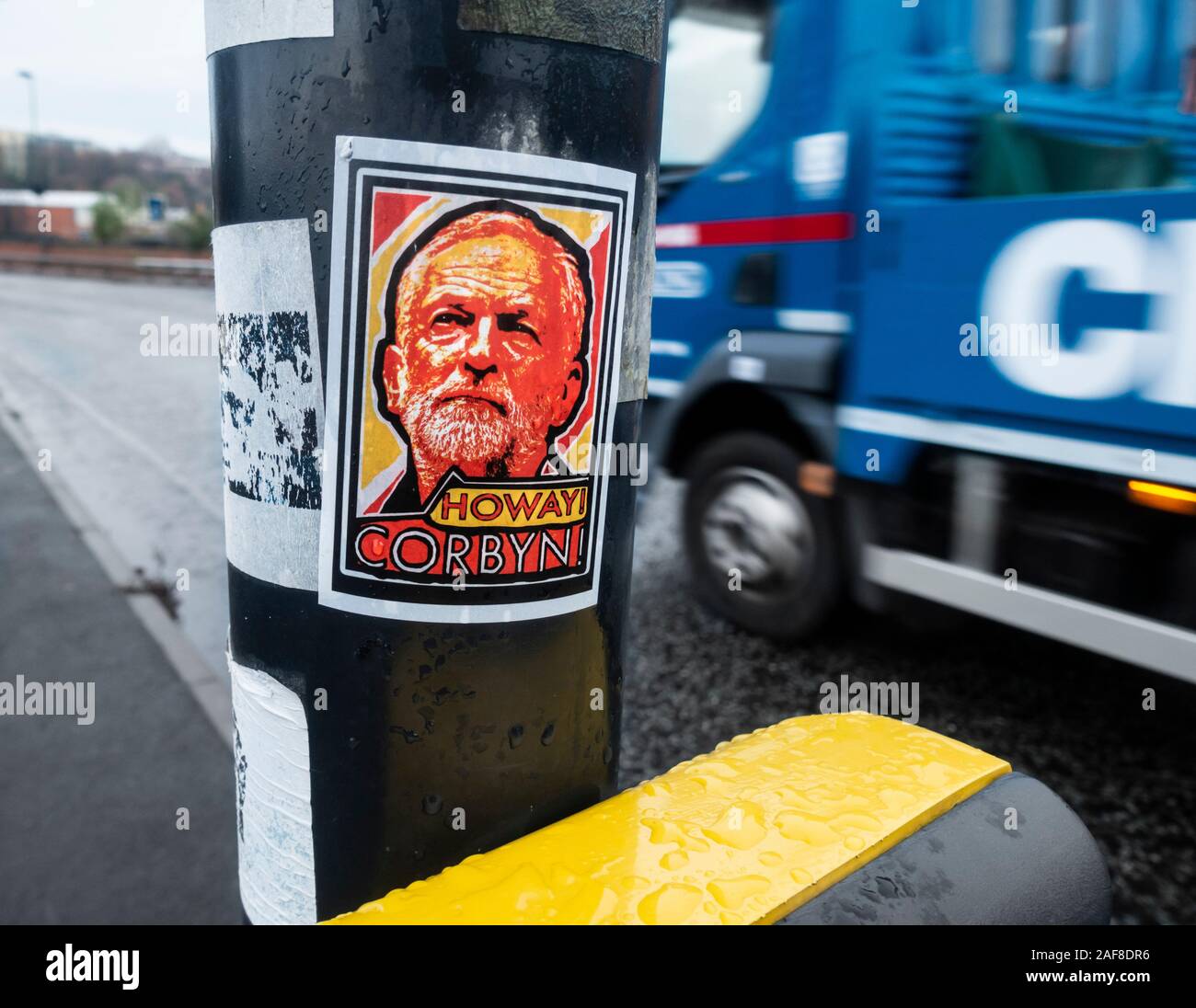 Corbyn Howay (Howay è venuto su in Geordie) adesivo sul semaforo a Newcastle upon Tyne, nel nord est dell'Inghilterra. Regno Unito Foto Stock