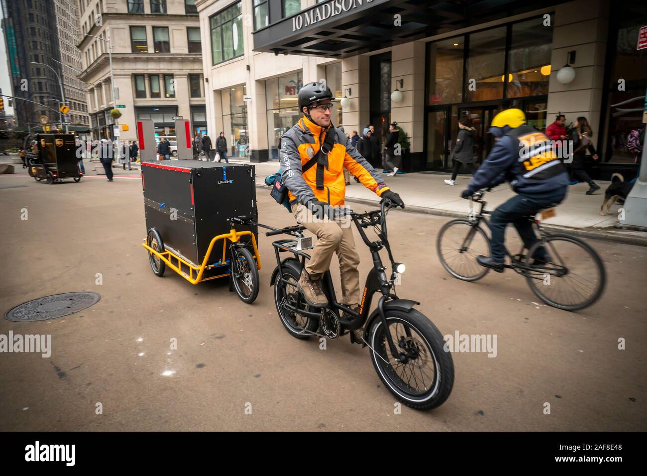 Sia le biciclette UPS che Amazon cargo sono dimostrate in occasione di un  evento mediatico nel quartiere Flatiron di New York mercoledì 4 dicembre  2019. Il programma, che coinvolge anche DHL, si