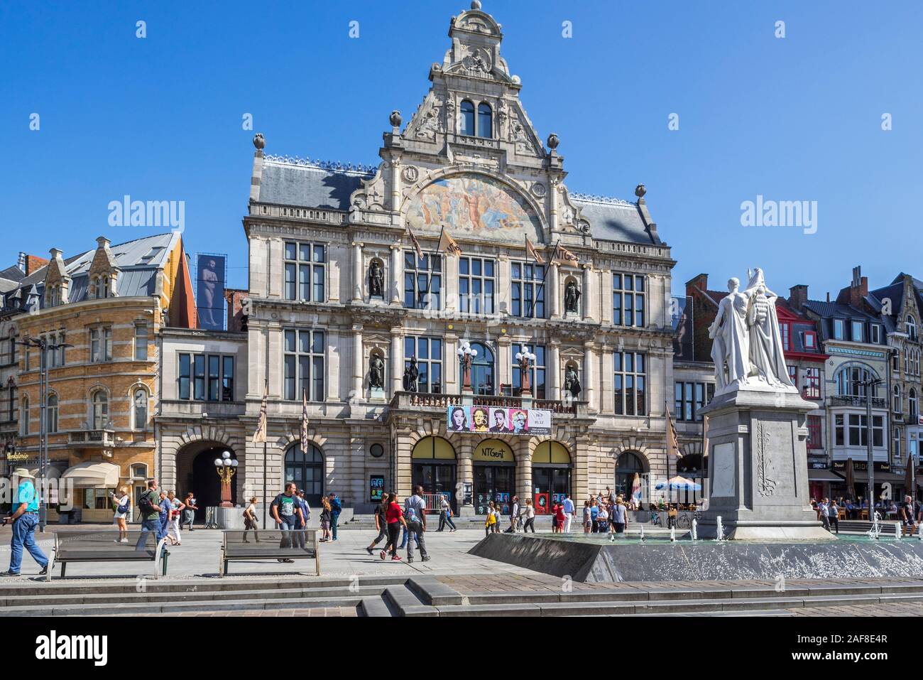 Royal Dutch Teatro / NTGent teatro in stile eclettico al Sint-Baafsplein / St Bavo Square nella città di Gand in estate, Fiandre Orientali, Belgio Foto Stock
