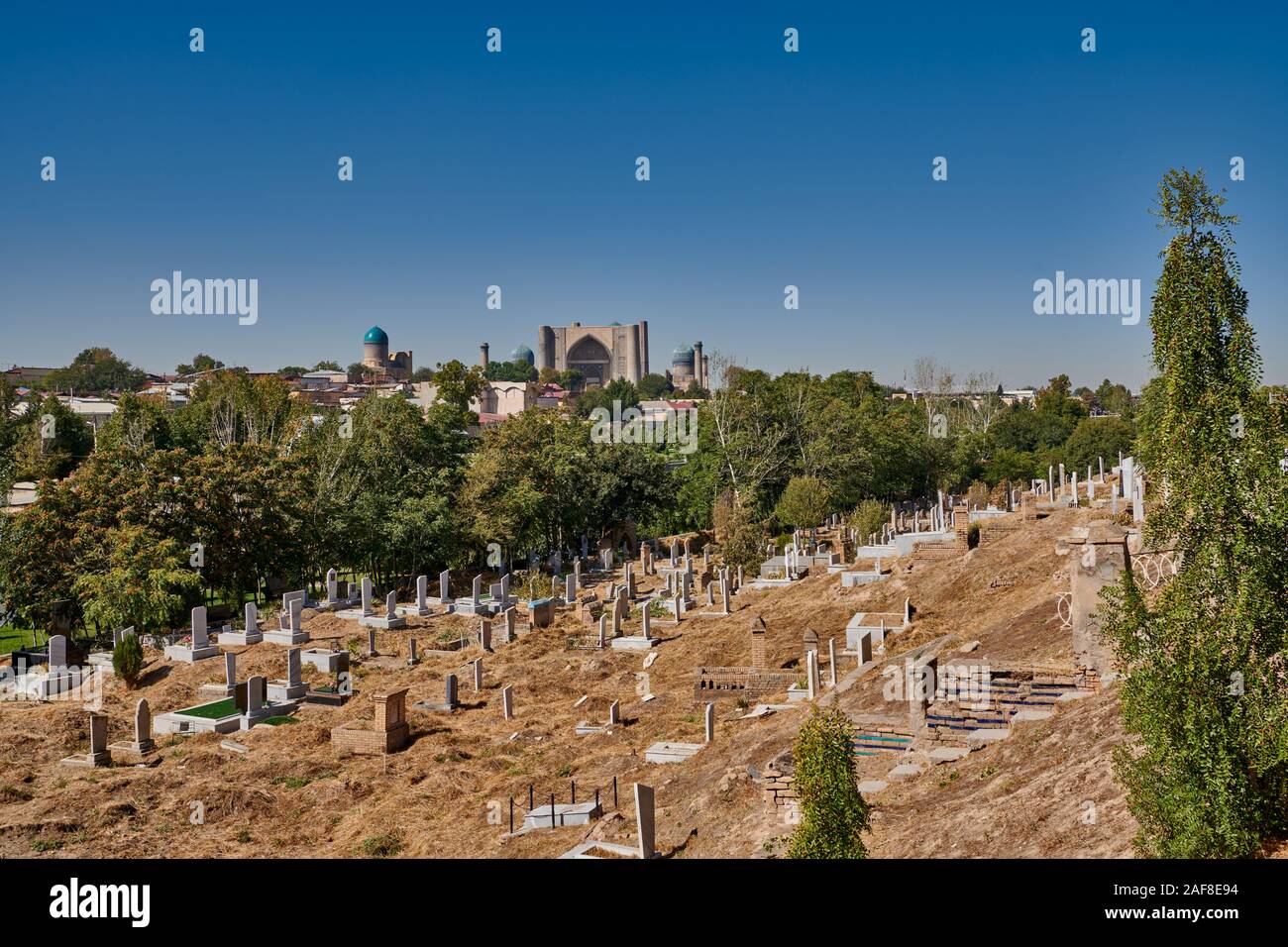 Vista dalla necropoli Shah-i-Zinda oltre regulare tombe ad Bibi-Khanym moschea o Bibi Khanum moschea, Samarcanda, Uzbekistan in Asia centrale Foto Stock