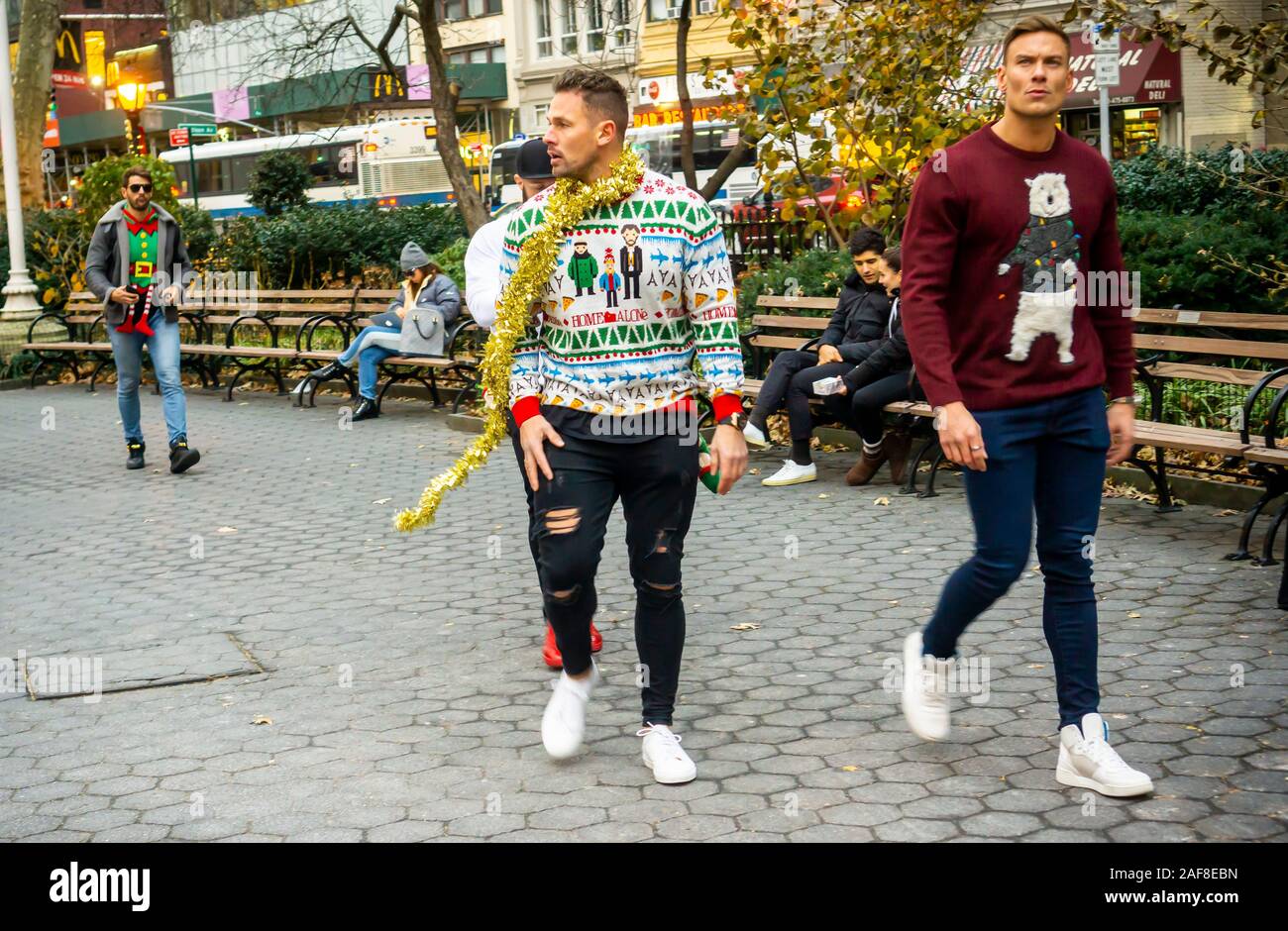 I visitatori del lungomare di Madison Square Park di New York il giovedì, 5 dicembre 2019 indossare i loro migliori brutto maglioni. (© Richard B. Levine) Foto Stock I visitatori del lungomare di Madison Square Park di New York il giovedì, 5 dicembre 2019 indossare i loro migliori brutto maglioni. (© Richard B. Levine) Foto Stock