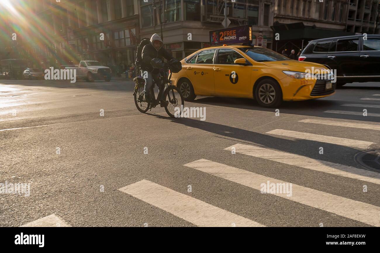 I taxi di condividere la strada con la bici e altro traffico in New York Sabato, 7 dicembre 2019. (© Richard B. Levine) Foto Stock