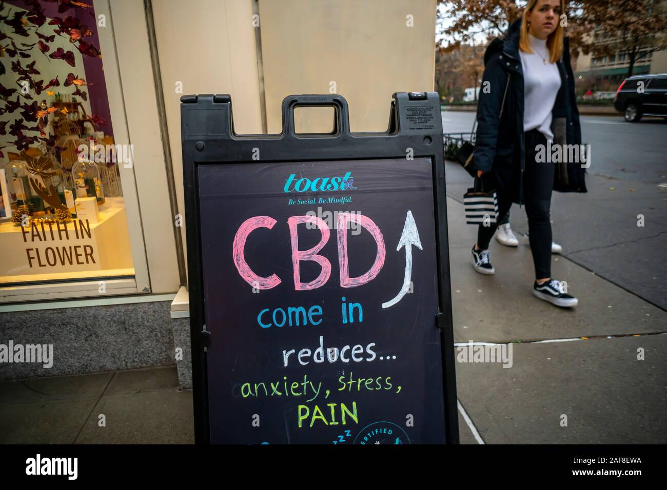 Un negozio che vende prodotti di CBD annuncia tramite una scheda di sandwich nel quartiere di Soho di New York Martedì, Dicembre 10, 2019. CBD è la non psicoattivi componente della marijuana come contrari al tenore di tetraidrocannabinolo (THC) che è la roba che si ottiene alta, per non parlare di essere illegali in questo momento. (© Richard B. Levine) Foto Stock Un negozio che vende prodotti di CBD annuncia tramite una scheda di sandwich nel quartiere di Soho di New York Martedì, Dicembre 10, 2019. CBD è la non psicoattivi componente della marijuana come contrari al tenore di tetraidrocannabinolo (THC) che è la roba che si ottiene alta, per non parlare di essere illegali in questo momento. (© Richard B. Levine) Foto Stock