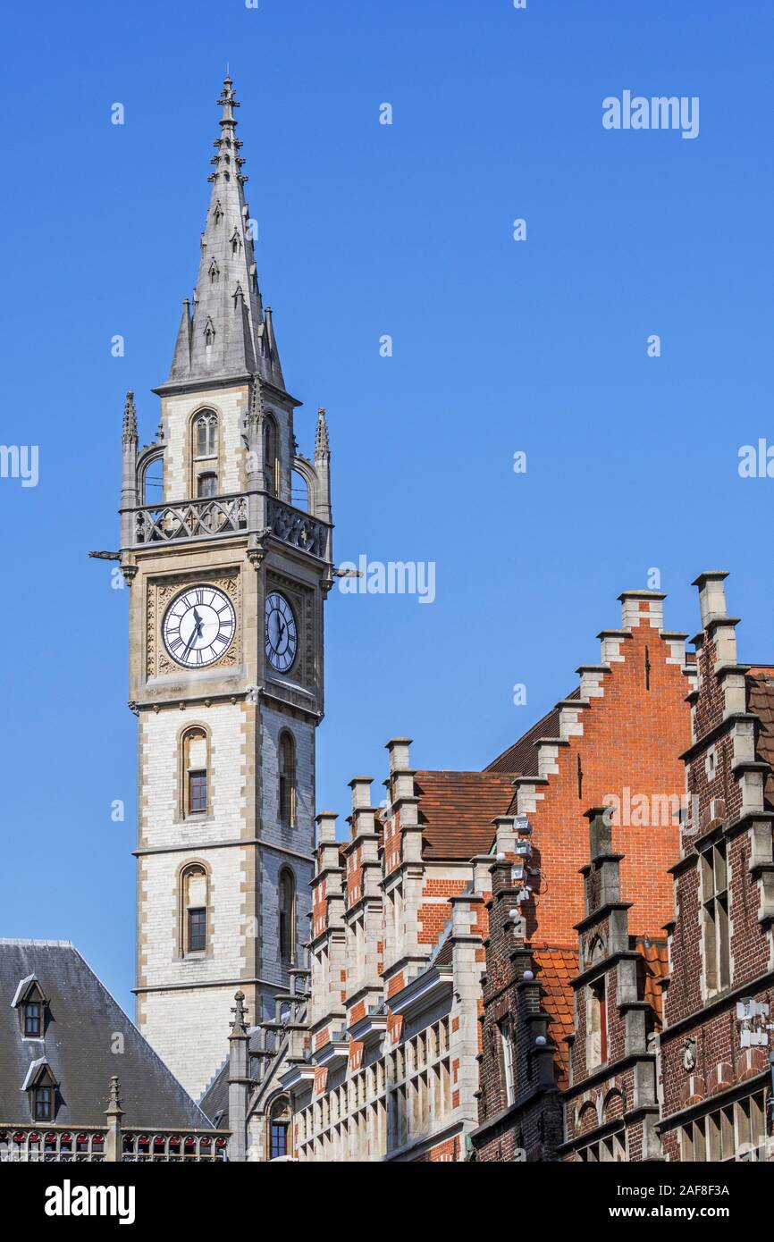 Torre dell'orologio del vecchio ufficio postale, ora De Post shopping center e hotel di lusso 1898 Post nella città Ghent / Gent, Fiandre Orientali, Belgio Foto Stock