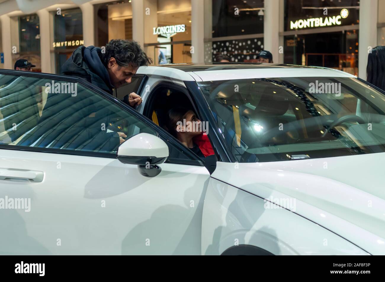 Visitatori ogle la stella polare 2 tutti-automobile elettrica sul display nel World Trade Center Hub di trasporto inNew York domenica, 8 dicembre 2019. La stella polare 2, un marchio della Volvo Car Corporation sarà prodotta in Luqiao, Cina. VolvoÕa capogruppo è il cinese dello Zhejiang Geely Holding Group. La svedese Volvo è stata acquistata dalla Ford Motor Company e successivamente vendute a Geely Holding Group. (© Richard B. Levine) Foto Stock