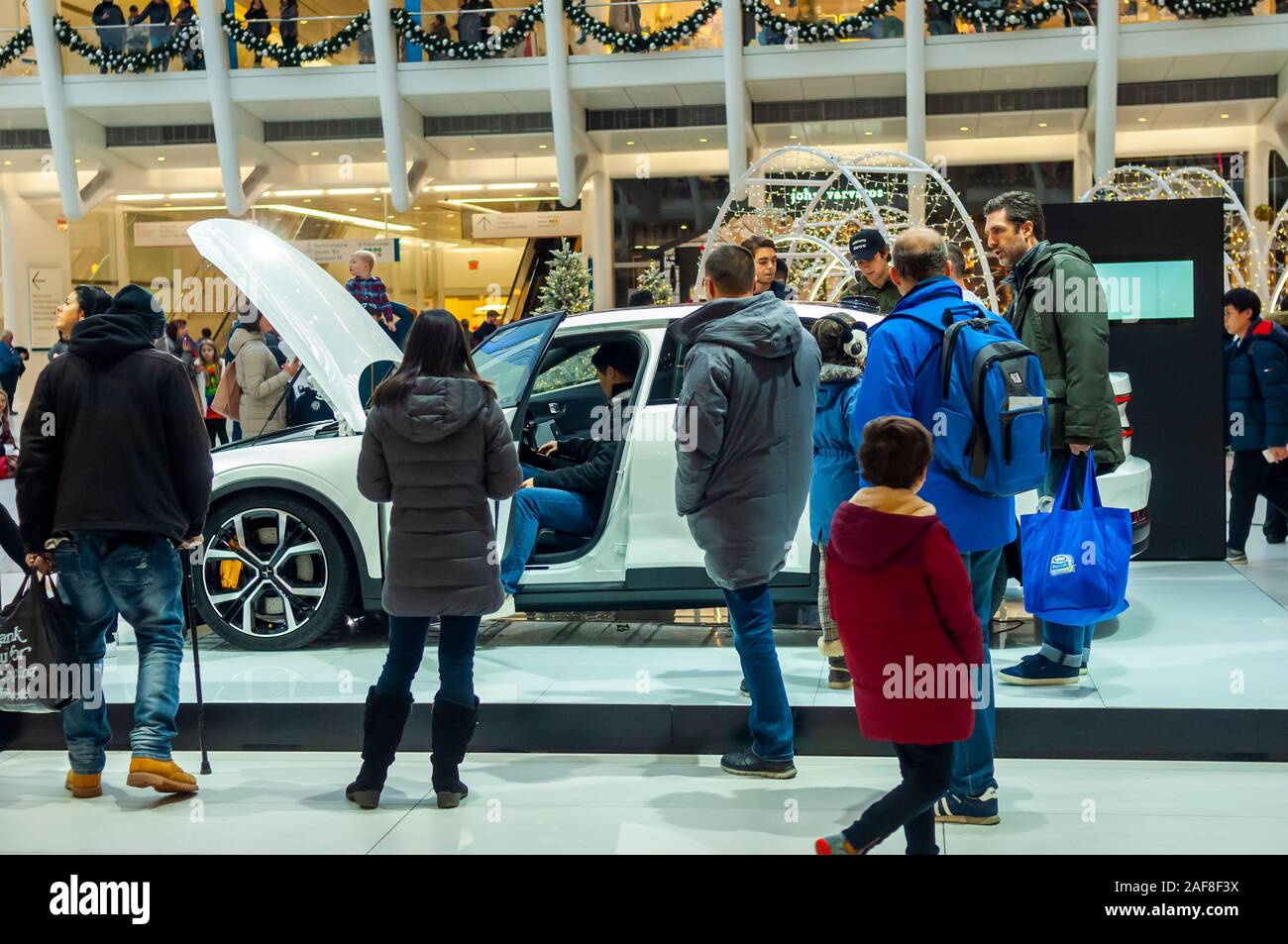 Visitatori ogle la stella polare 2 tutti-automobile elettrica sul display nel World Trade Center Hub di trasporto inNew York domenica, 8 dicembre 2019. La stella polare 2, un marchio della Volvo Car Corporation sarà prodotta in Luqiao, Cina. VolvoÕa capogruppo è il cinese dello Zhejiang Geely Holding Group. La svedese Volvo è stata acquistata dalla Ford Motor Company e successivamente vendute a Geely Holding Group. (© Richard B. Levine) Foto Stock