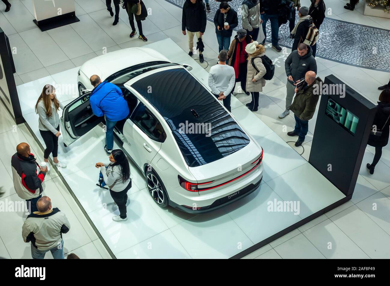 Visitatori ogle la stella polare 2 tutti-automobile elettrica sul display nel World Trade Center Hub di trasporto inNew York domenica, 8 dicembre 2019. La stella polare 2, un marchio della Volvo Car Corporation sarà prodotta in Luqiao, Cina. VolvoÕa capogruppo è il cinese dello Zhejiang Geely Holding Group. La svedese Volvo è stata acquistata dalla Ford Motor Company e successivamente vendute a Geely Holding Group. (© Richard B. Levine) Foto Stock