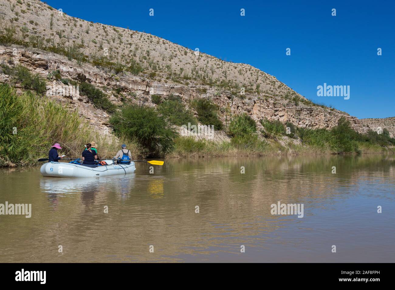 Rafting lungo il fiume Rio Grande, che scorre a nord-est nei pressi di Rio Grande villaggio, parco nazionale di Big Bend, Texas. Foto Stock