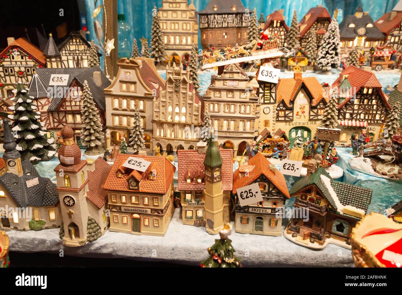 Mercatino di Natale di Vienna; tradizionale austriaca in miniatura immobili in vendita in un mercato di Natale di stallo Rathausplatz, mercato, Vienna Austria Europa Foto Stock