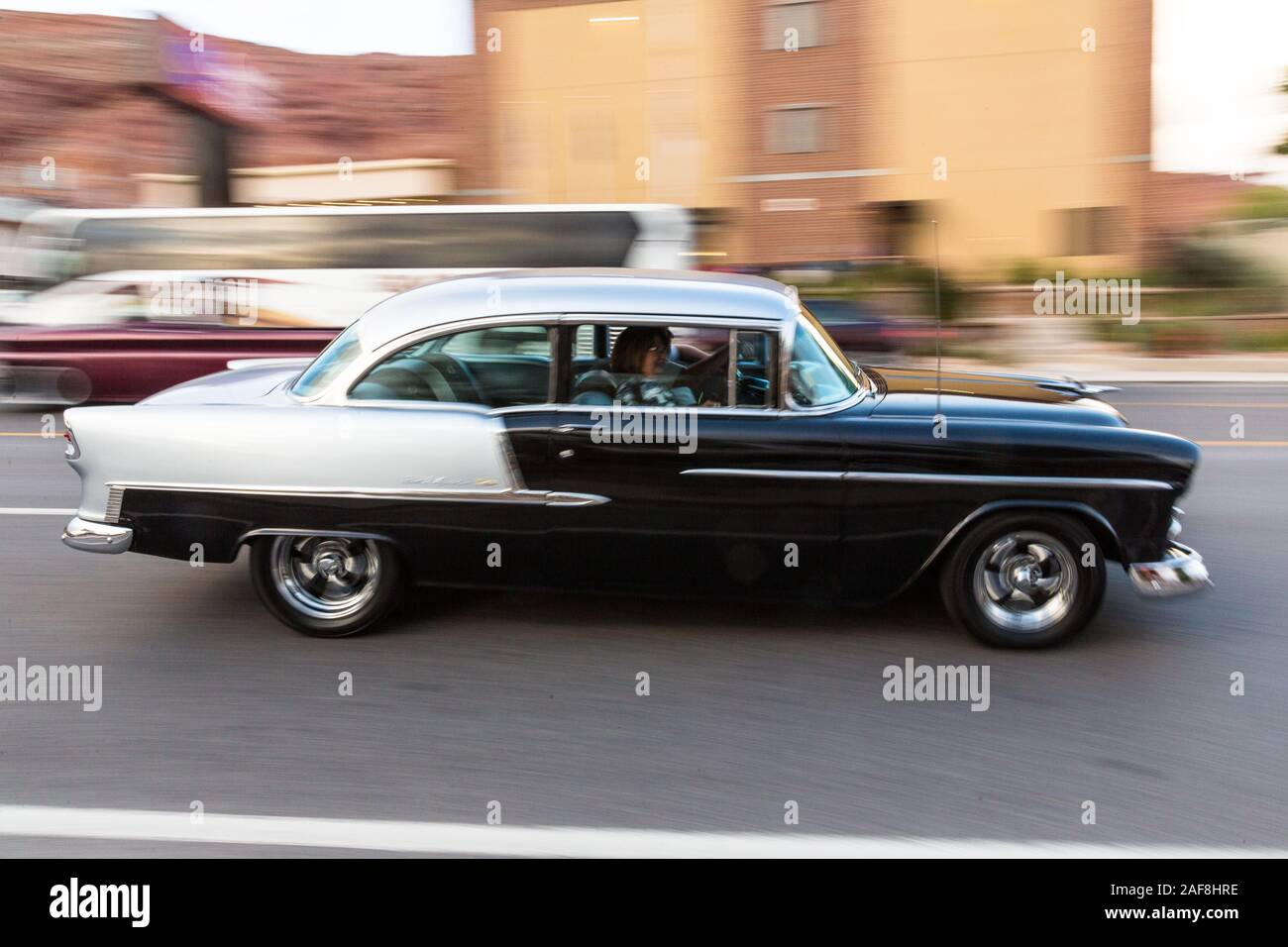 Un edificio restaurato del magazzino 1955 Chevy Bel Air 2 berlina porta crociera in Moab aprile azione Car Show in Moab Utah. Foto Stock