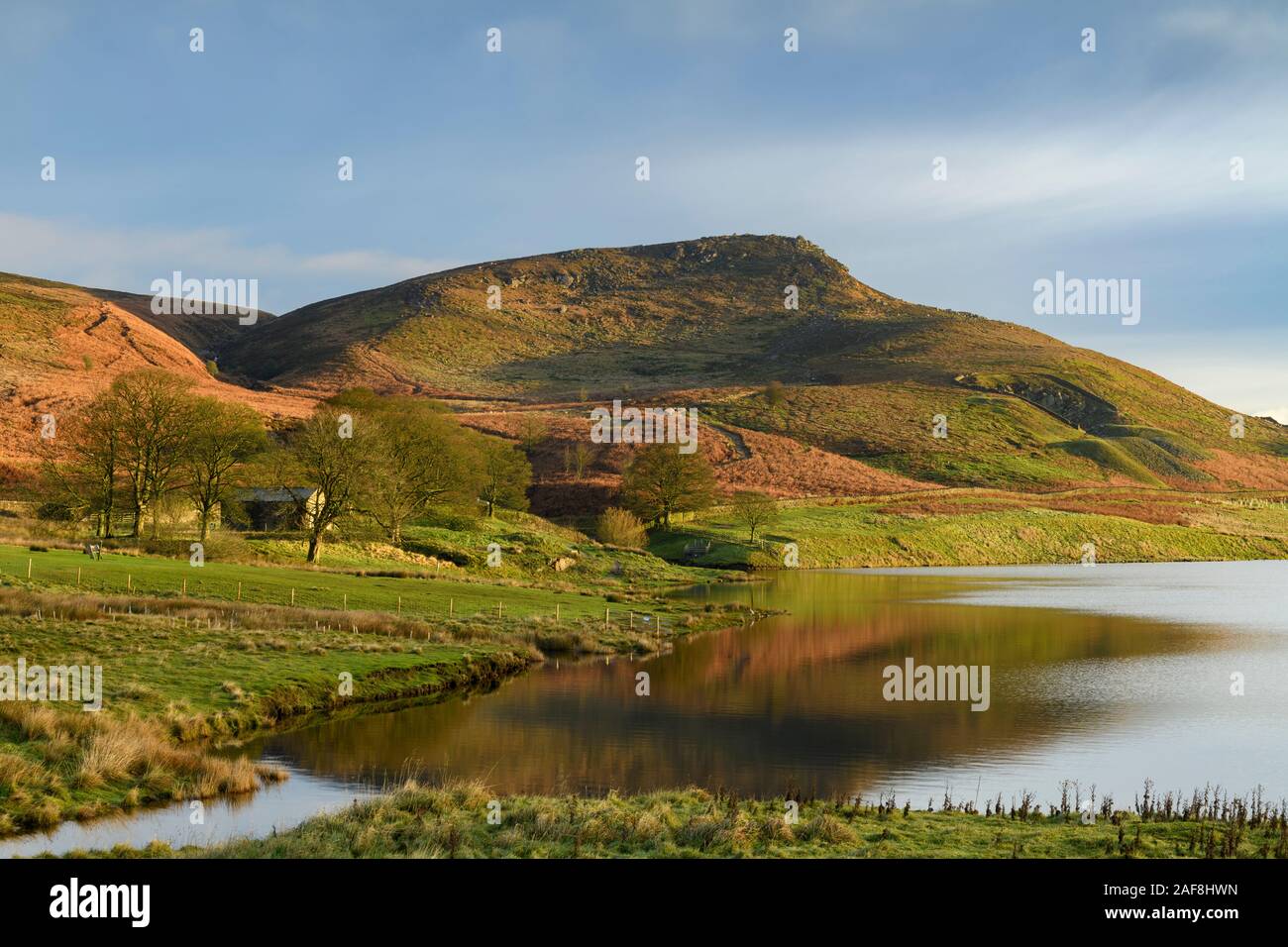 Scenic mattina vista rurale (serbatoio Embsay, ripidi soleggiati fells o mori, vertice di alta montagna e collina roccioso, cielo blu) - North Yorkshire, Inghilterra, Regno Unito. Foto Stock