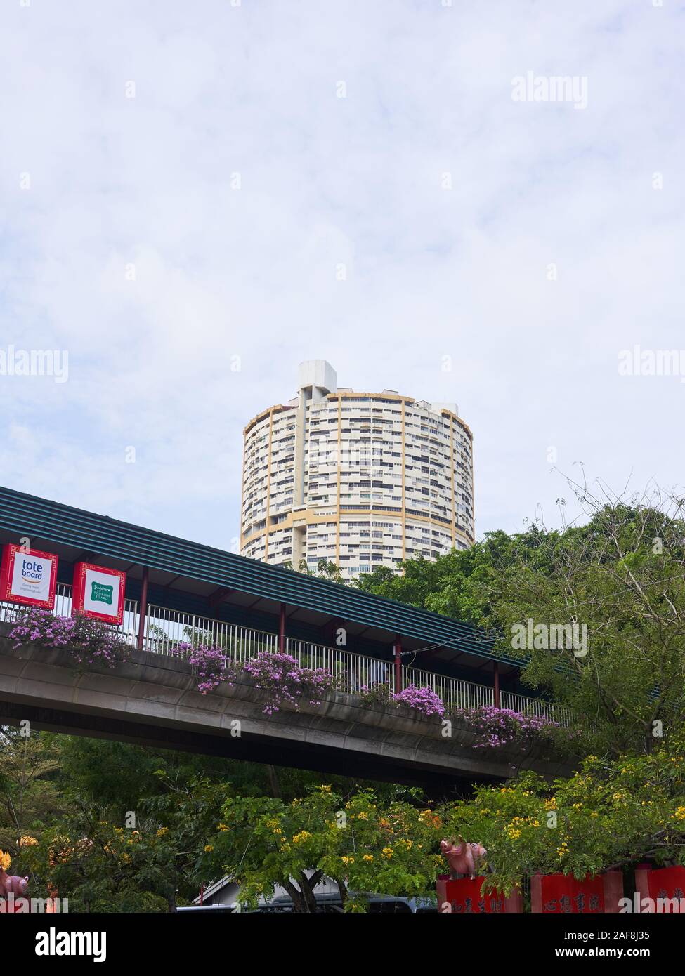 Un blocco di appartamenti situato sulla banca di perla da perle Hill City Park Foto Stock