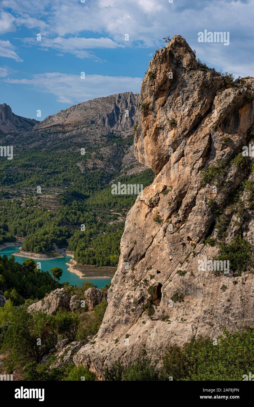 Pareti di arrampicata a Guadalest una piccola cittadina vicino alla Costa Blanca costa con serbatoio azzurro lago di montagna, Guadalest, Costa Blanca, Alicante Foto Stock