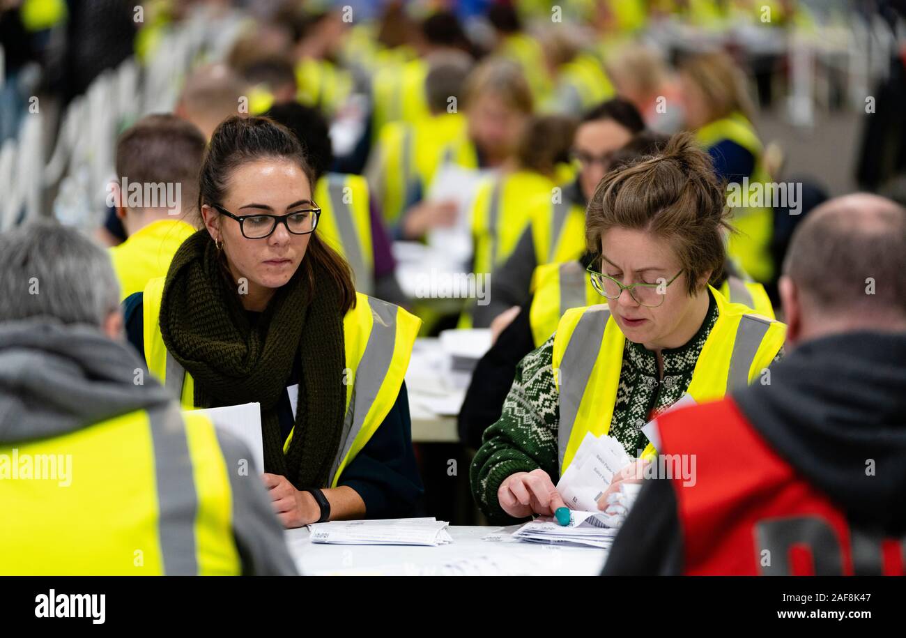 Edimburgo, Scozia, Regno Unito. Il 12 dicembre 2019. Il personale contando le schede di voto parlamentare della elezione generale conte presso il Royal Highland Centre di Edimburgo. Iain Masterton/Alamy Live News Foto Stock