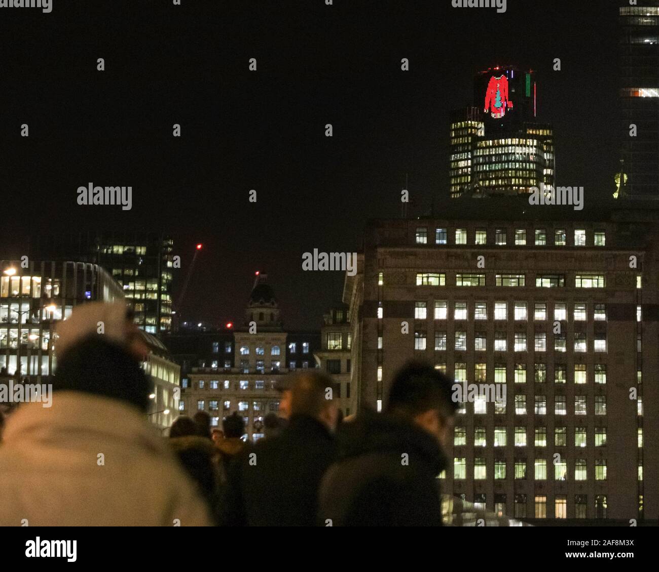 Città di Londra, Londra, Regno Unito, 13 dicembre 2019. E 'Natale Jumper Day e la gestione della Torre 42, un alto edificio di uffici nella città di Londra hanno deciso di andare con lo spirito delle cose e cambiare gli edifici usuali mostra albero di Natale in un grande jumper di Natale. Save the Children's Christmas Jumper Day è venerdì 13 dicembre di quest'anno. Credit: Imageplotter/Alamy Live News Foto Stock