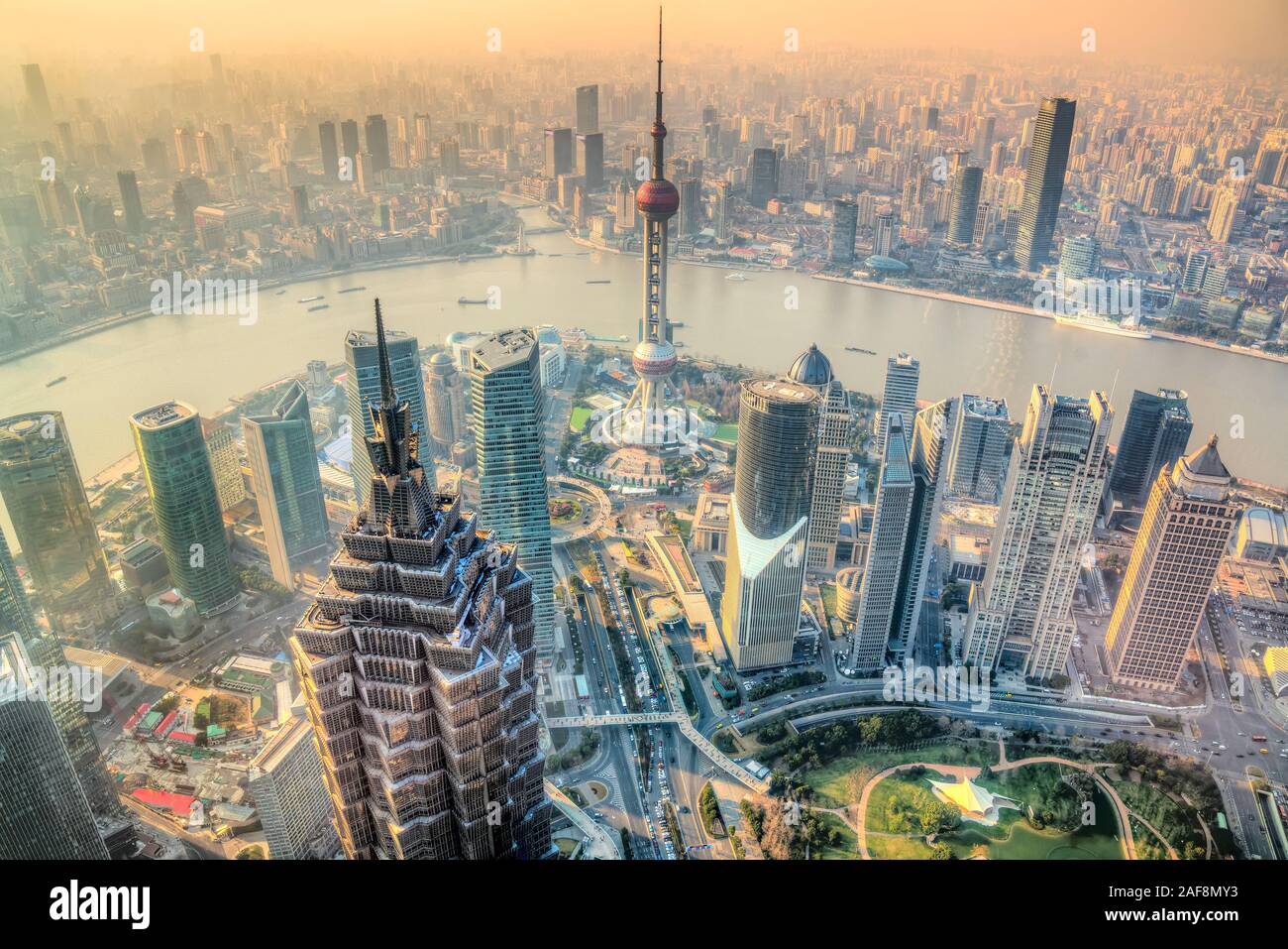 Shanghai skyline della città, vista dei grattacieli di Pudong e il fiume Huangpu. Shanghai, Cina. Foto Stock