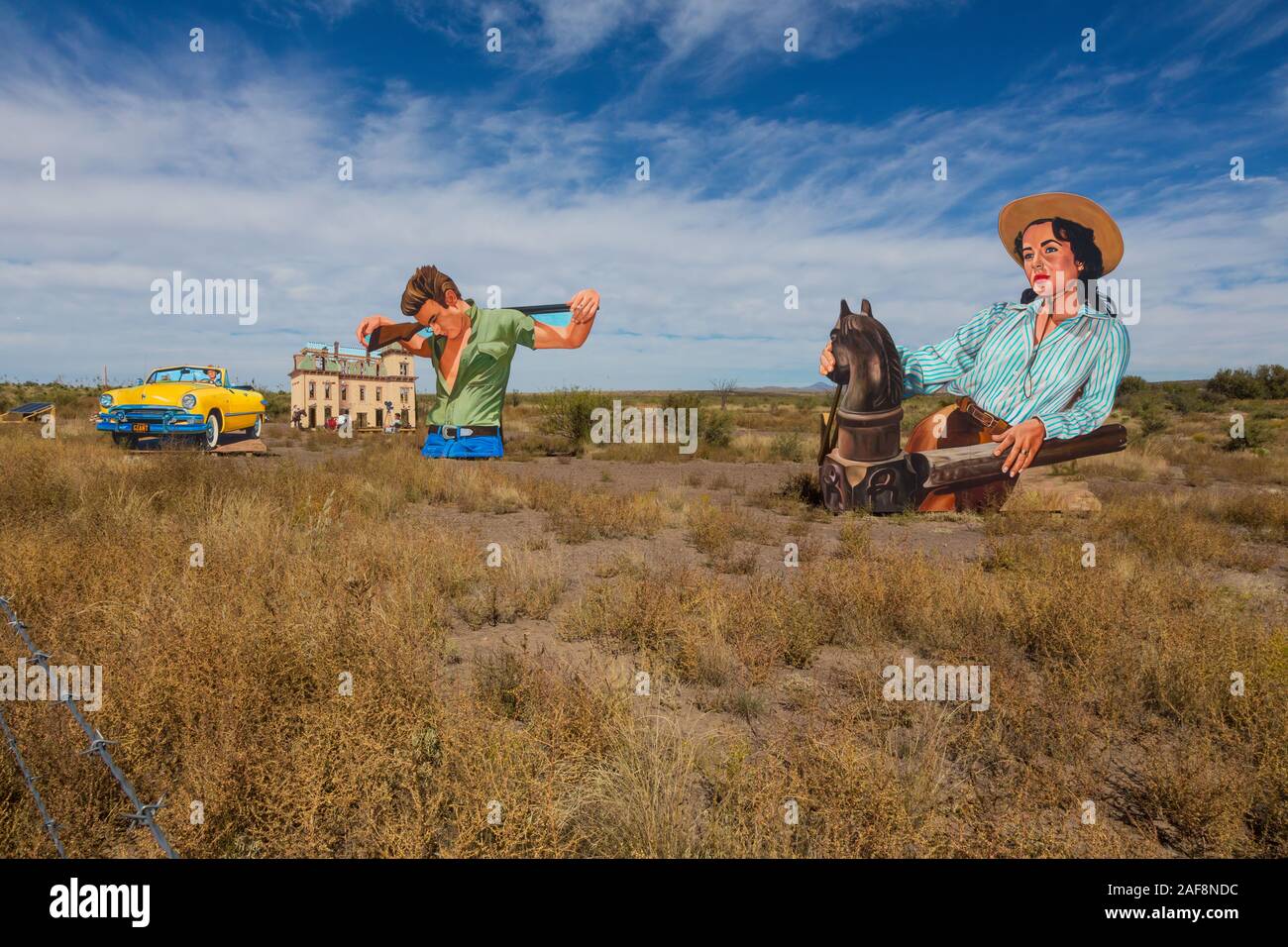 US Highway 90 Display sul ciglio della strada vicino a Marfa, Texas, commemorando 1956 film 'Giant'. Visualizzare creato da John Cerney nel 2018. Movie starred Elizabeth Foto Stock