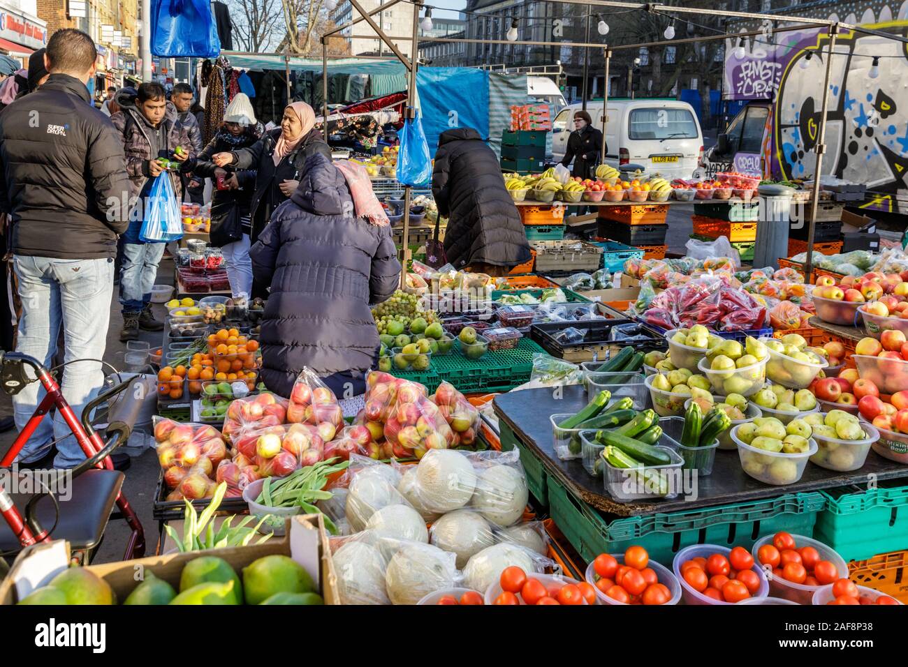 Whitechapel Market, mercato di frutta e verdura all'aperto tutti i giorni, negozi di cibo, Mile End Road, East End di Londra, Regno Unito Foto Stock