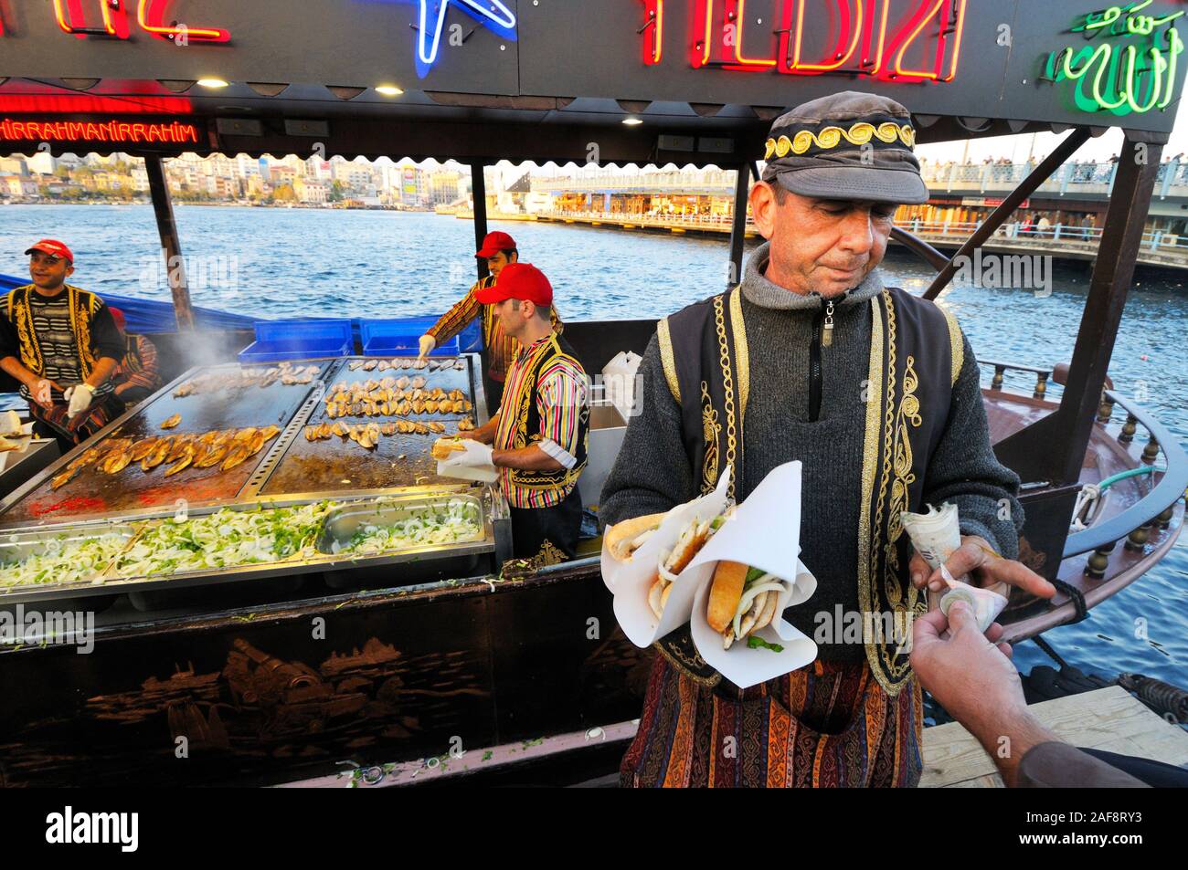 Pesce fritto venditori vicino Ponte Galata. Eminonu, Istanbul. Turchia Foto Stock