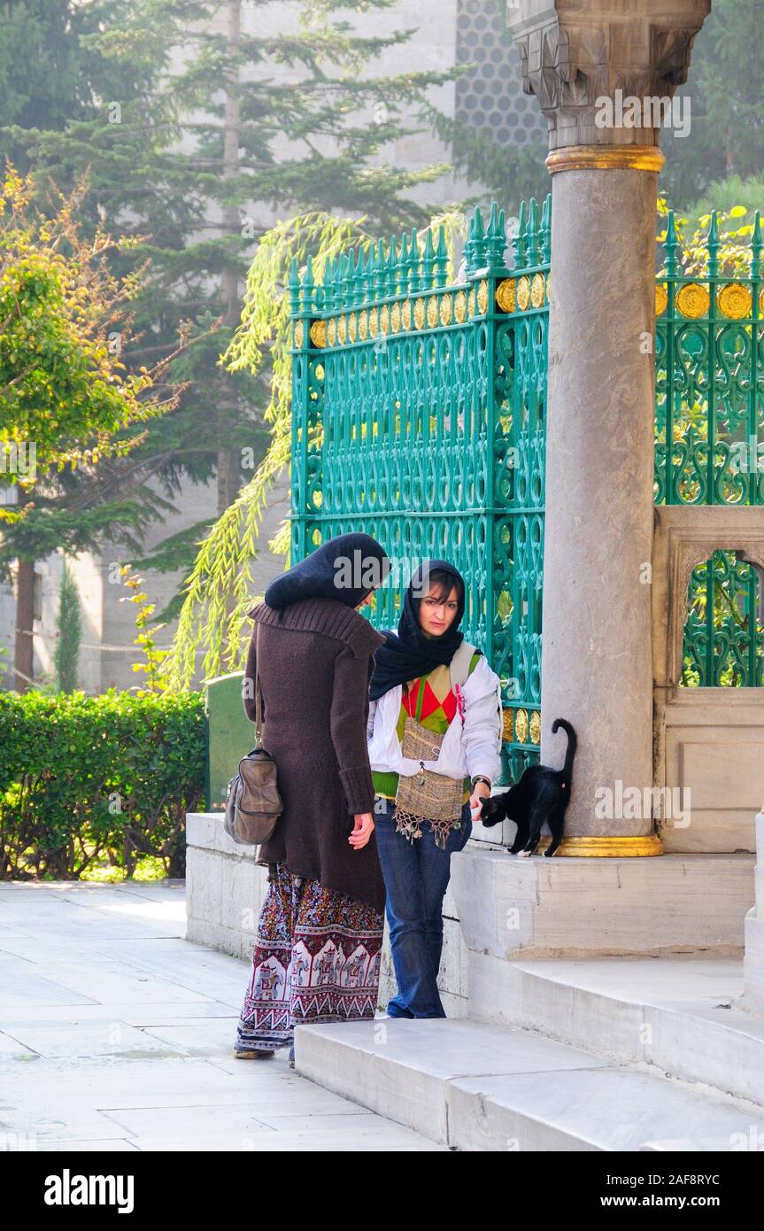 Belle ragazze vicino alla tomba di Suleyman il magnifico dell'Impero Ottomano. Istanbul, Turchia Foto Stock