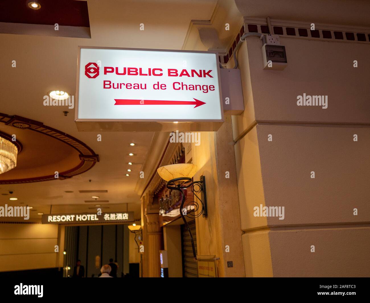 Banca pubblica di Exchange segno bordo nel moderno edificio bureau de change Foto Stock