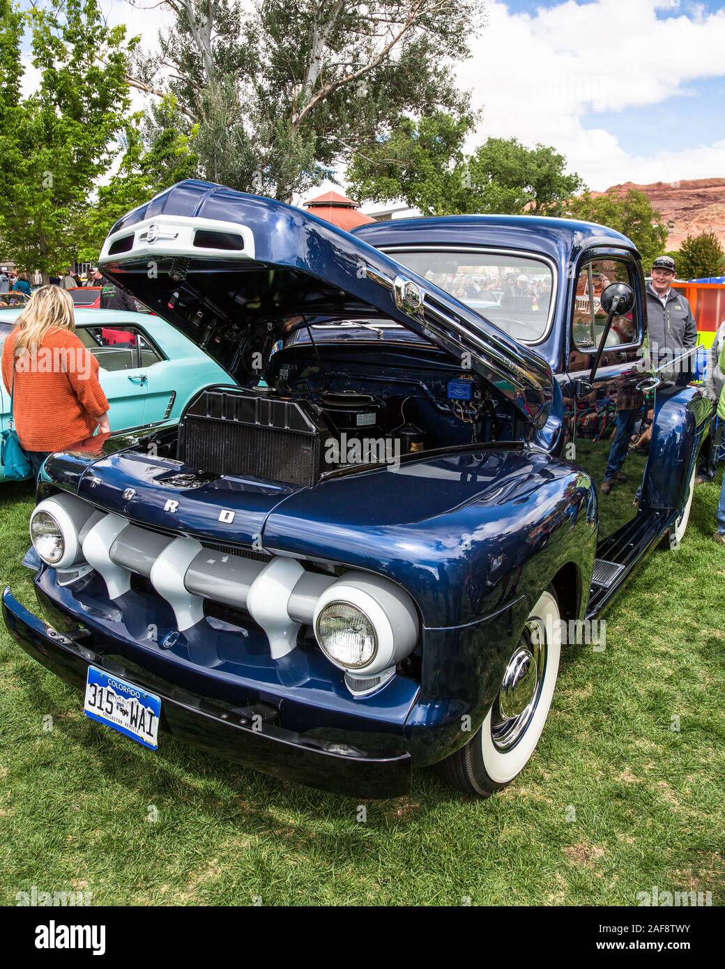 Un restaurato tock 1952 Ford F1 pickup truck in Moab aprile azione Car Show in Moab Utah. Foto Stock