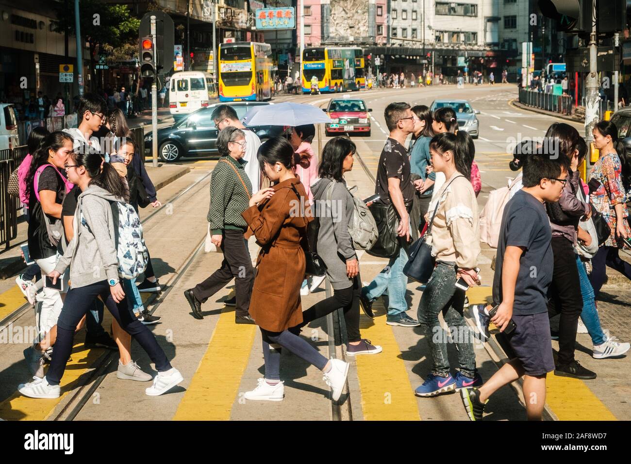 Hong Kong Cina - Novembre 2019: Cityscape, il traffico e le persone che attraversano in strada della città di Hong Kong Foto Stock