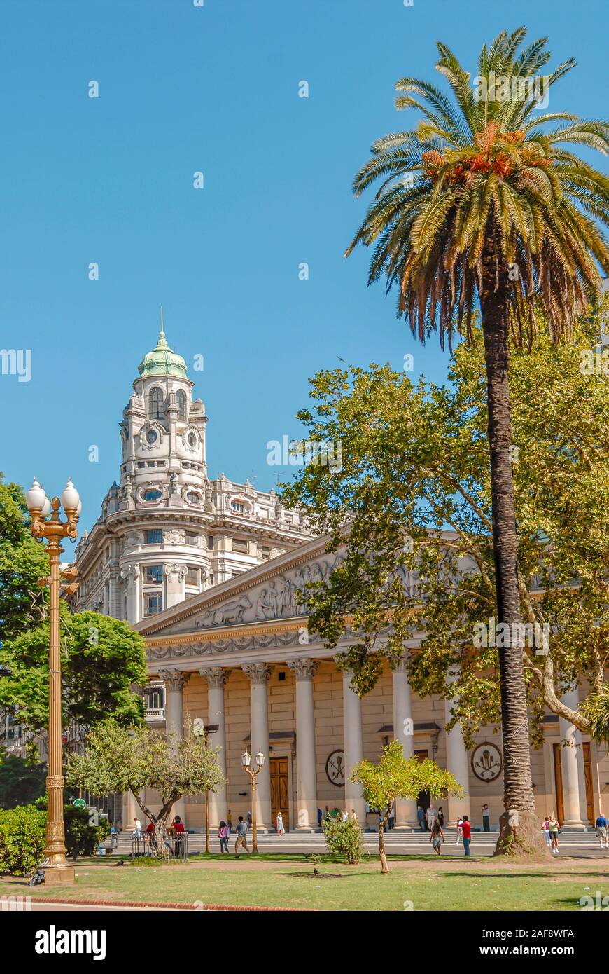 Parco e la Catedral Metropolitana presso il Plaza de Mayo presso il centro della città di Buenos Aires, Argentina Foto Stock