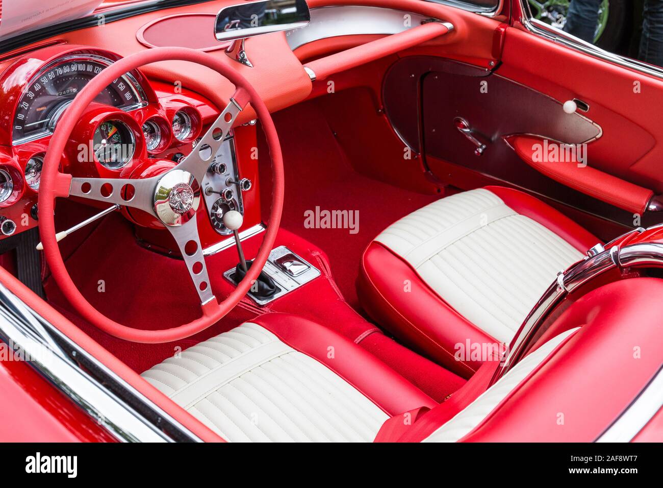 Un edificio restaurato del magazzino 1958 Chevrolet Corvette in Moab aprile azione Car Show in Moab Utah. Foto Stock