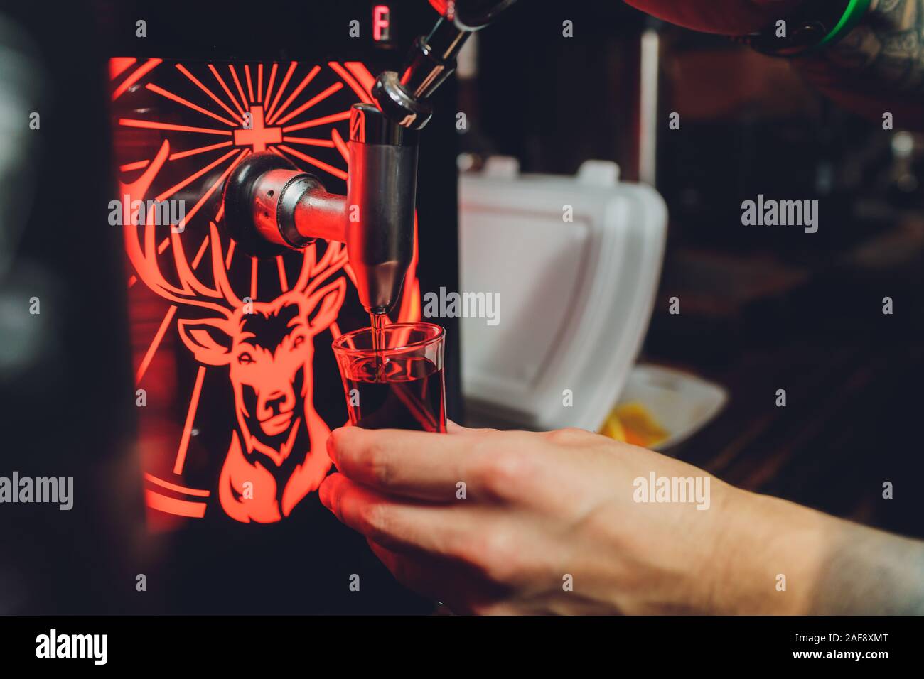 Ufa, Russia, HARAT'S PUB, 15 Novembre, 2018: Jagermeister alcol bevande nel bar. Il barista versa un bicchiere Foto Stock