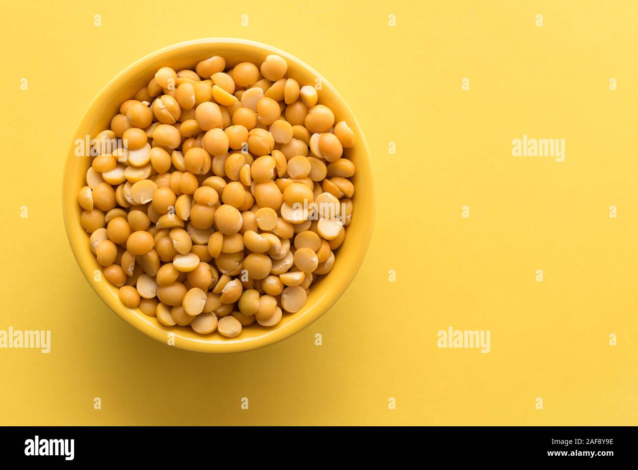 Giallo crudo piselli spezzati Foto Stock